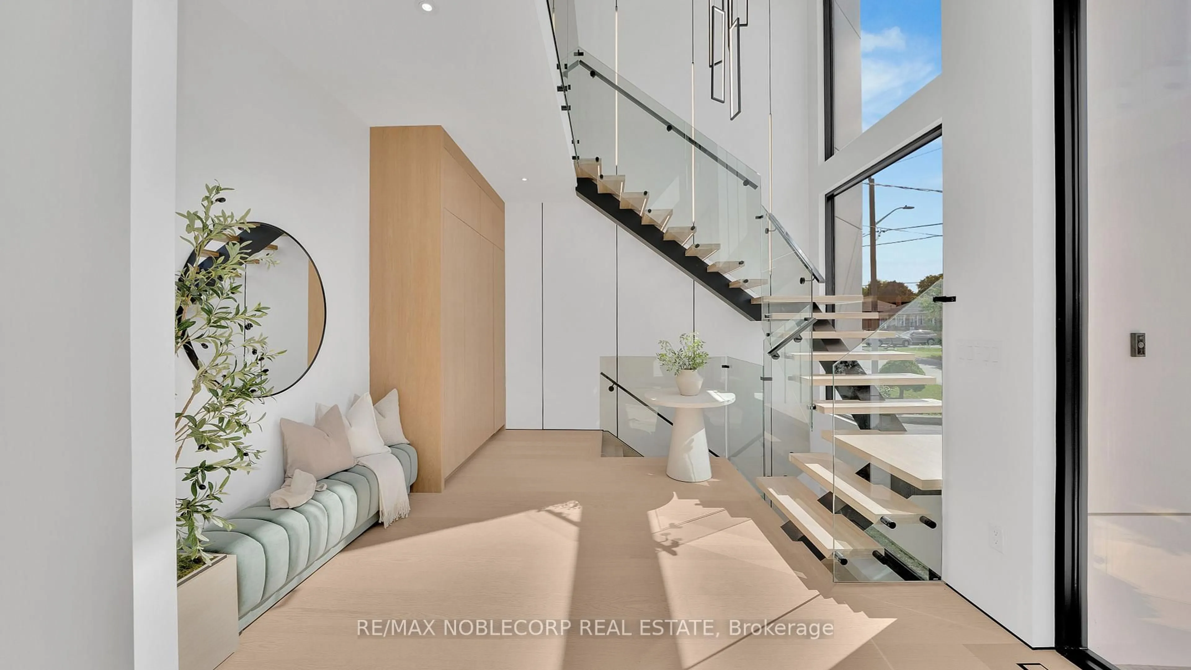 Indoor foyer for 16 Deevale Rd, Toronto Ontario M3M 1Z3