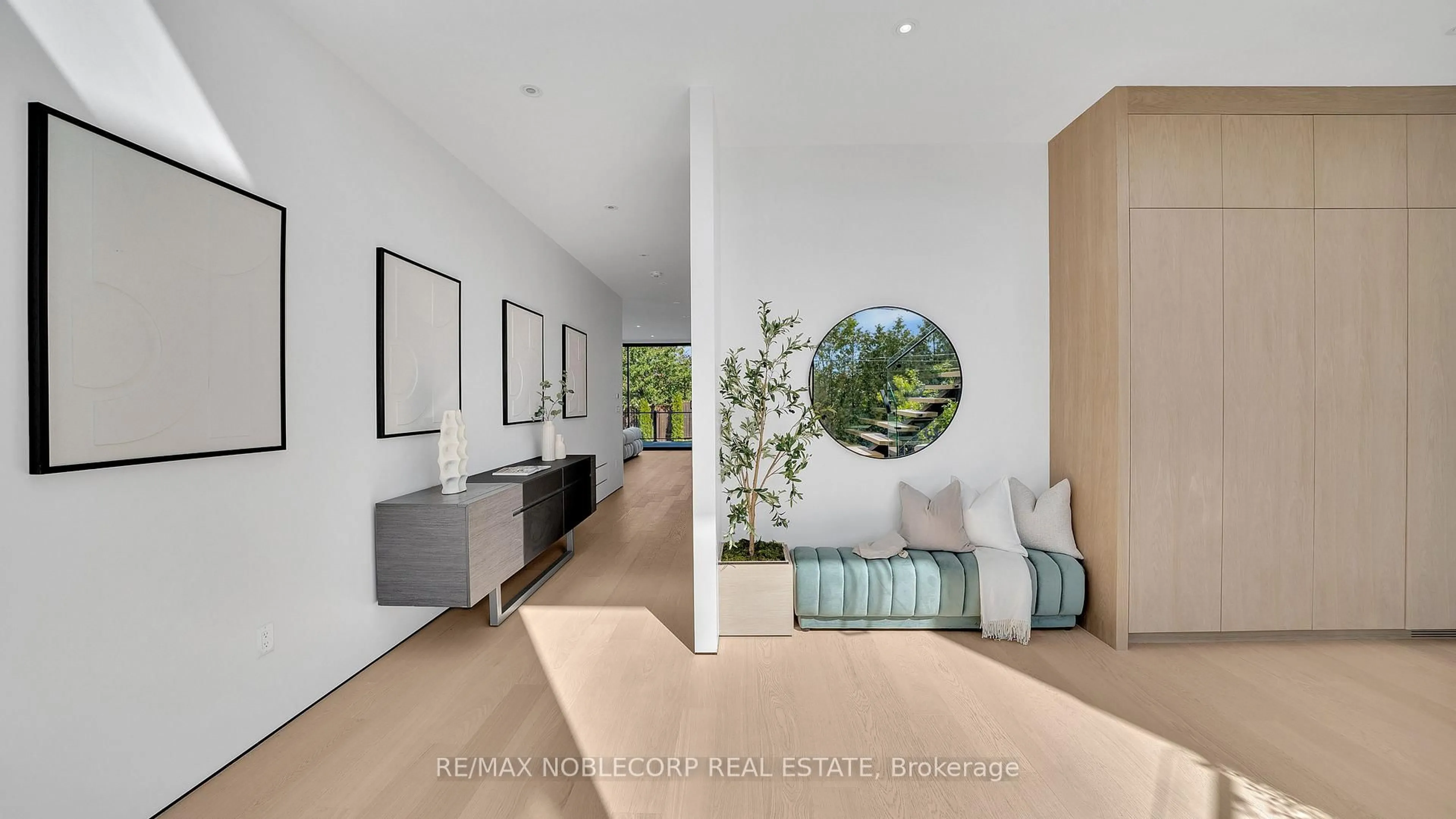 Indoor entryway for 16 Deevale Rd, Toronto Ontario M3M 1Z3