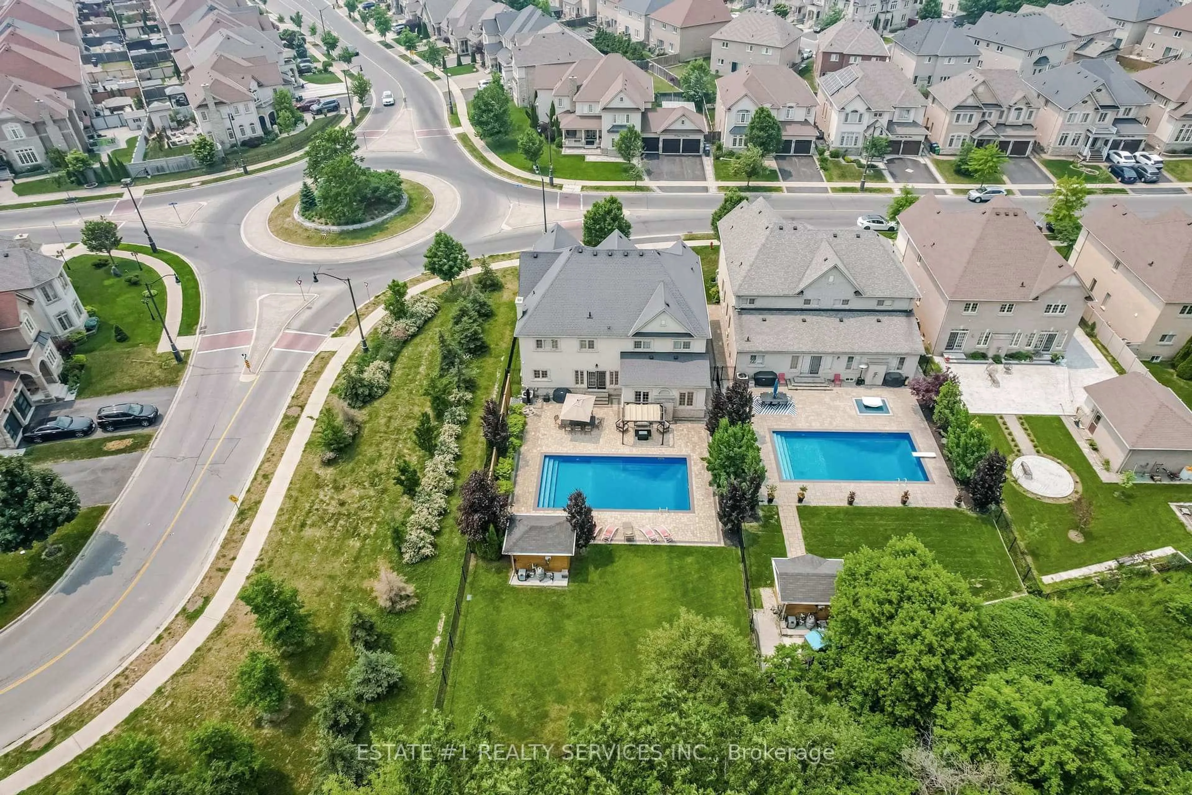 A pic from outside/outdoor area/front of a property/back of a property/a pic from drone, street for 113 Royal West Dr, Brampton Ontario L6X 0V4