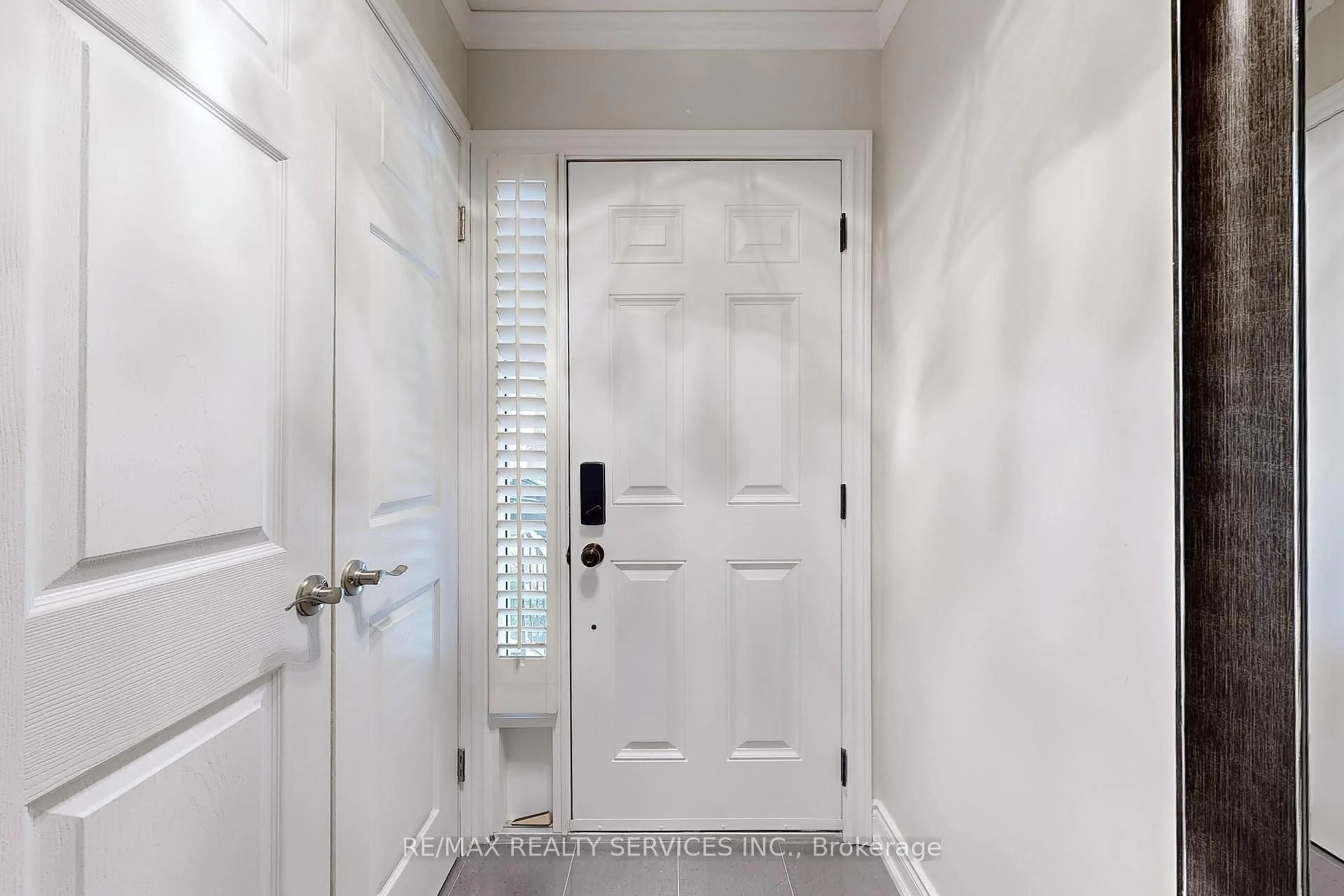 Indoor entryway for 2200 Glenwood School Dr #48, Burlington Ontario L7R 4H4