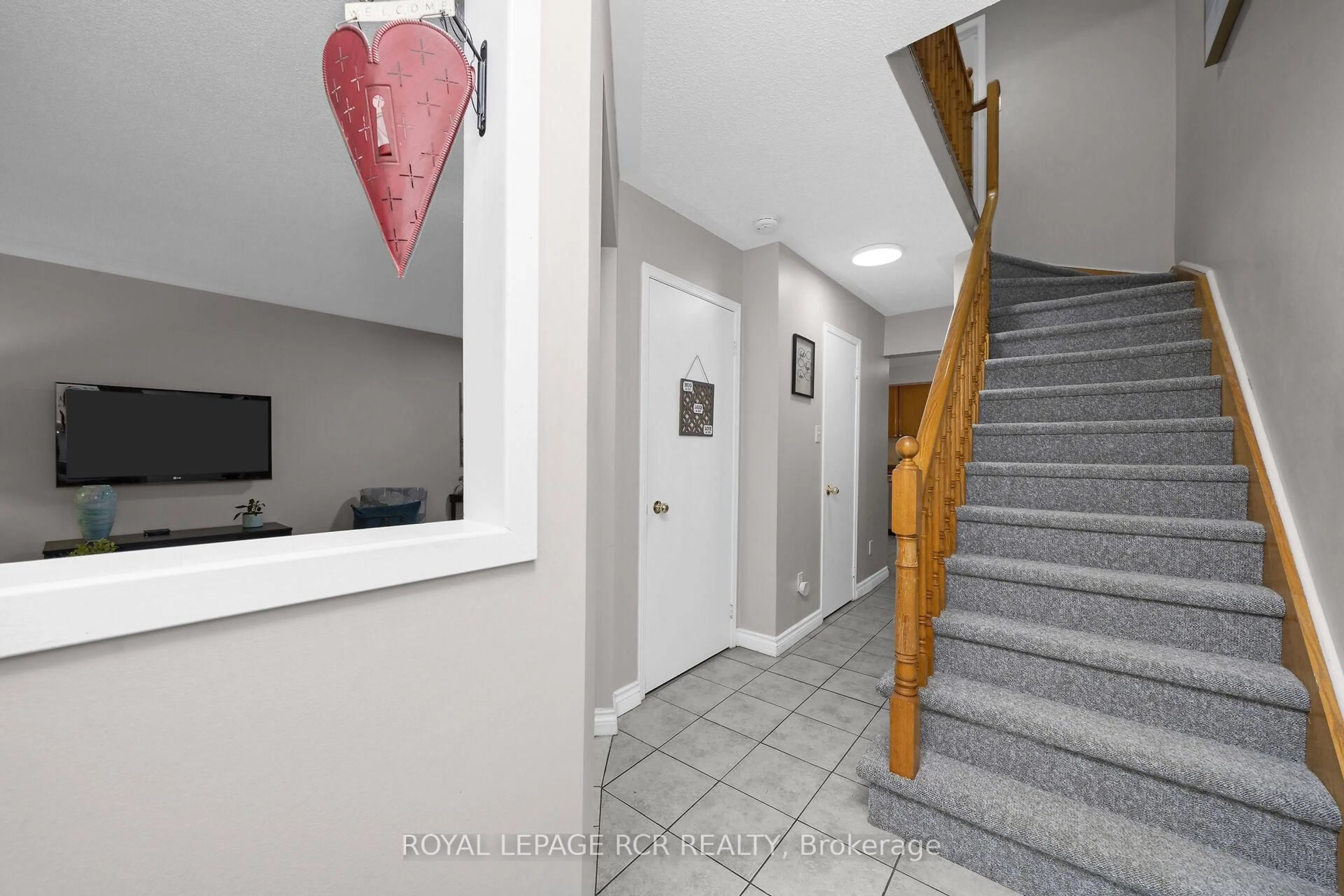 Indoor foyer for 120 Howard Cres, Orangeville Ontario L9W 4W2