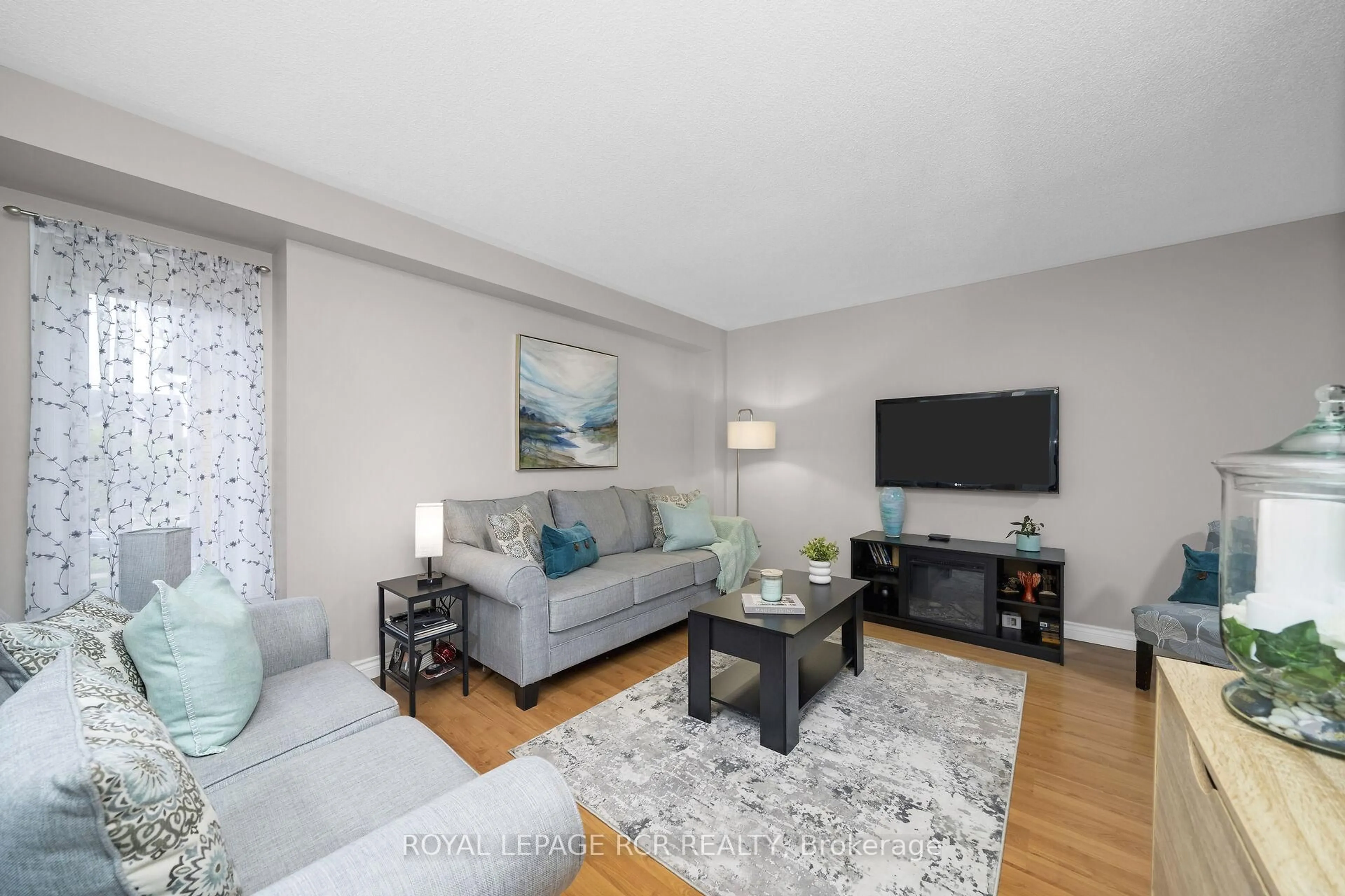 Living room with furniture, unknown for 120 Howard Cres, Orangeville Ontario L9W 4W2