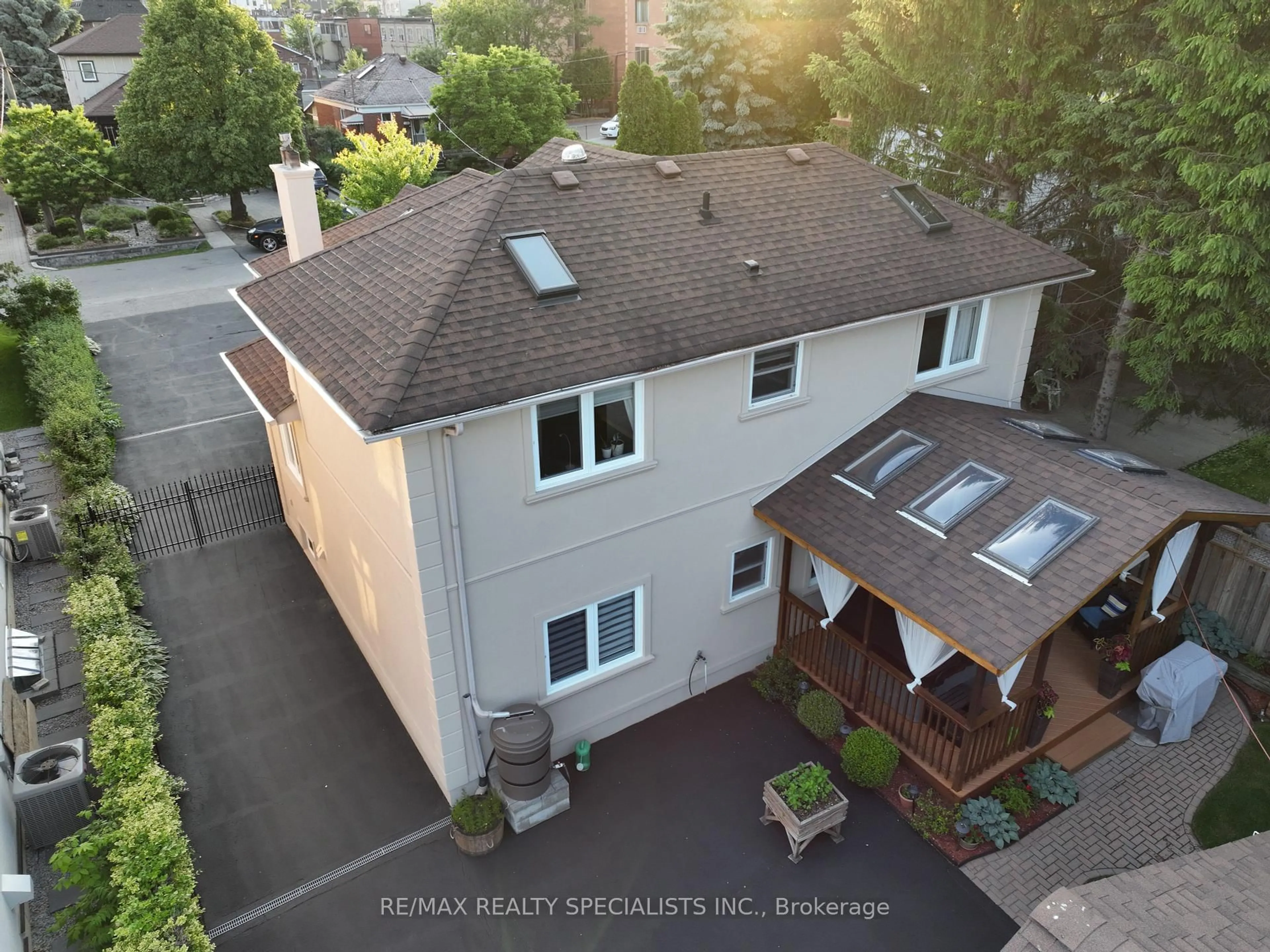 A pic from outside/outdoor area/front of a property/back of a property/a pic from drone, city buildings view from balcony for 137 Milton St, Toronto Ontario M8Y 2Y4
