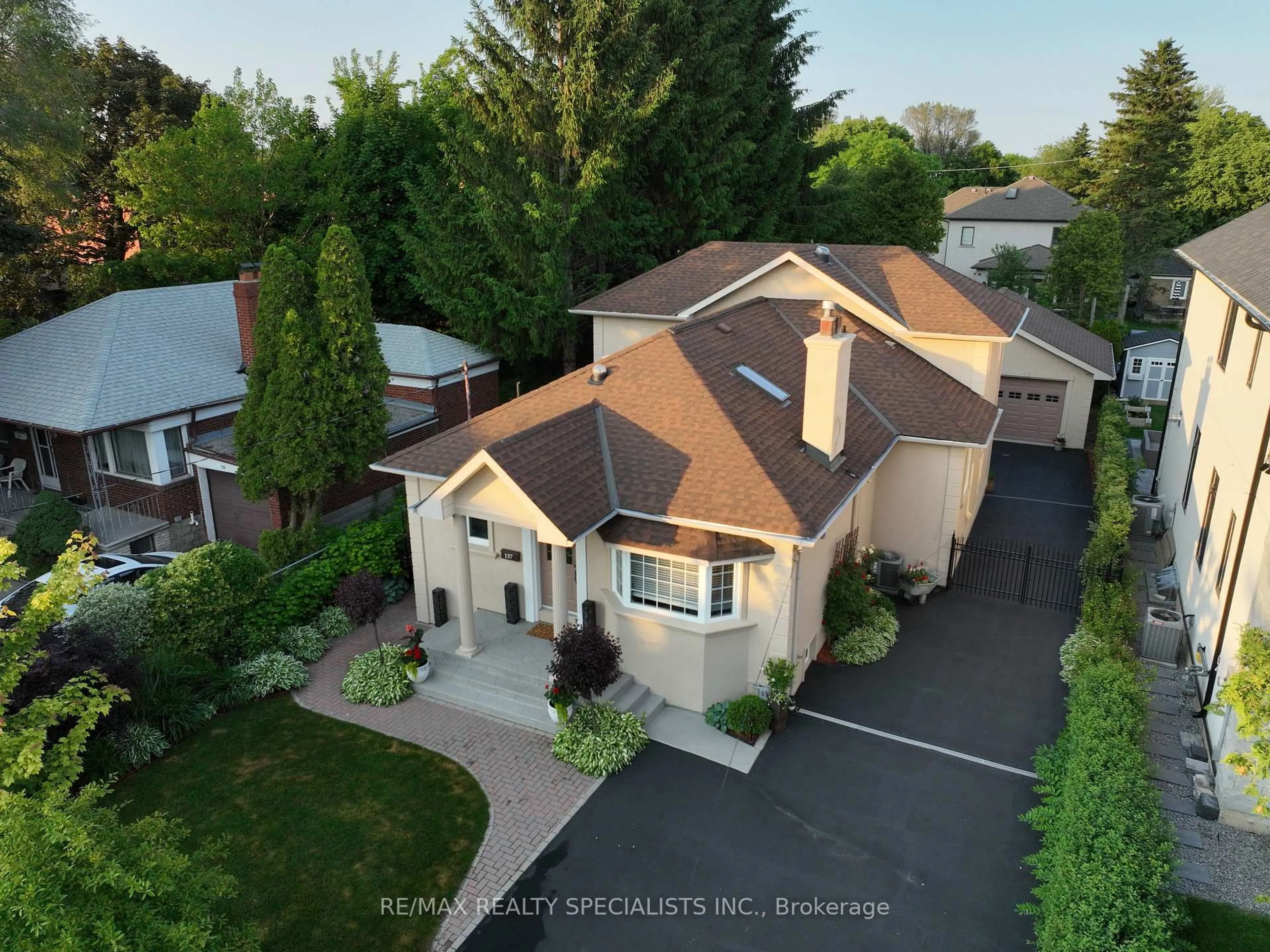 A pic from outside/outdoor area/front of a property/back of a property/a pic from drone, street for 137 Milton St, Toronto Ontario M8Y 2Y4