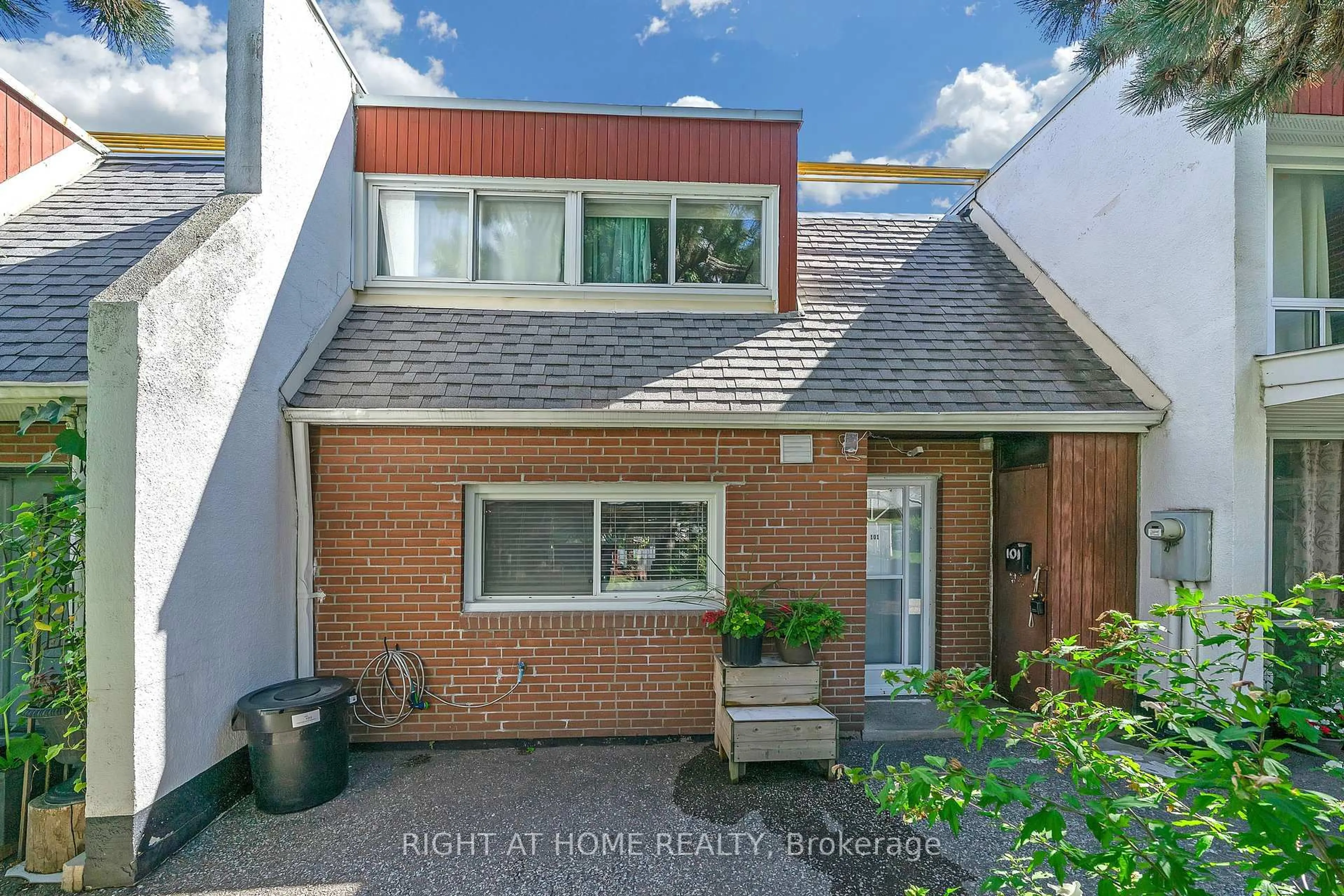 Home with brick exterior material, street for 2901 Jane St #101, Toronto Ontario M3N 2J8