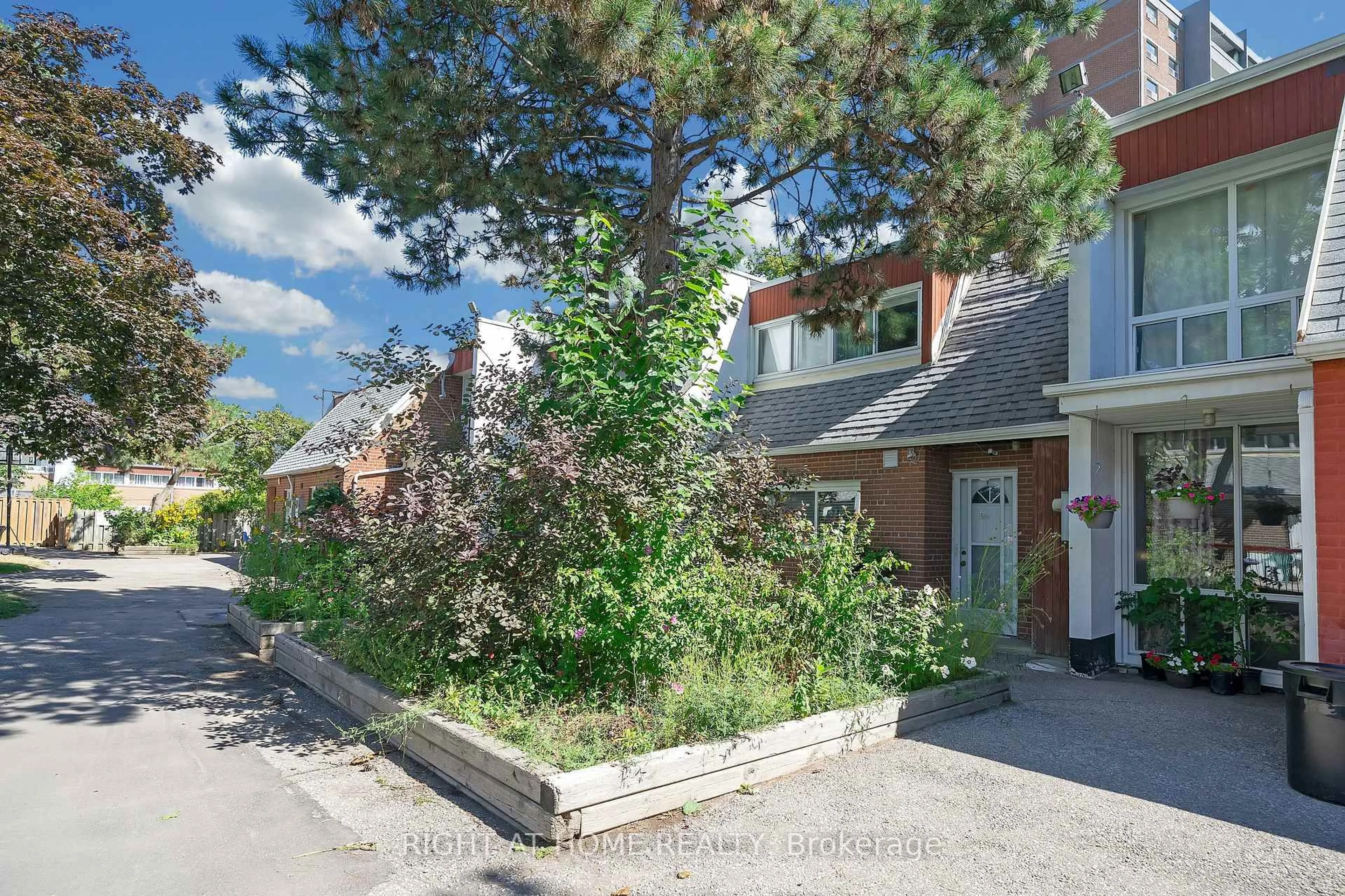 A pic from outside/outdoor area/front of a property/back of a property/a pic from drone, street for 2901 Jane St #101, Toronto Ontario M3N 2J8