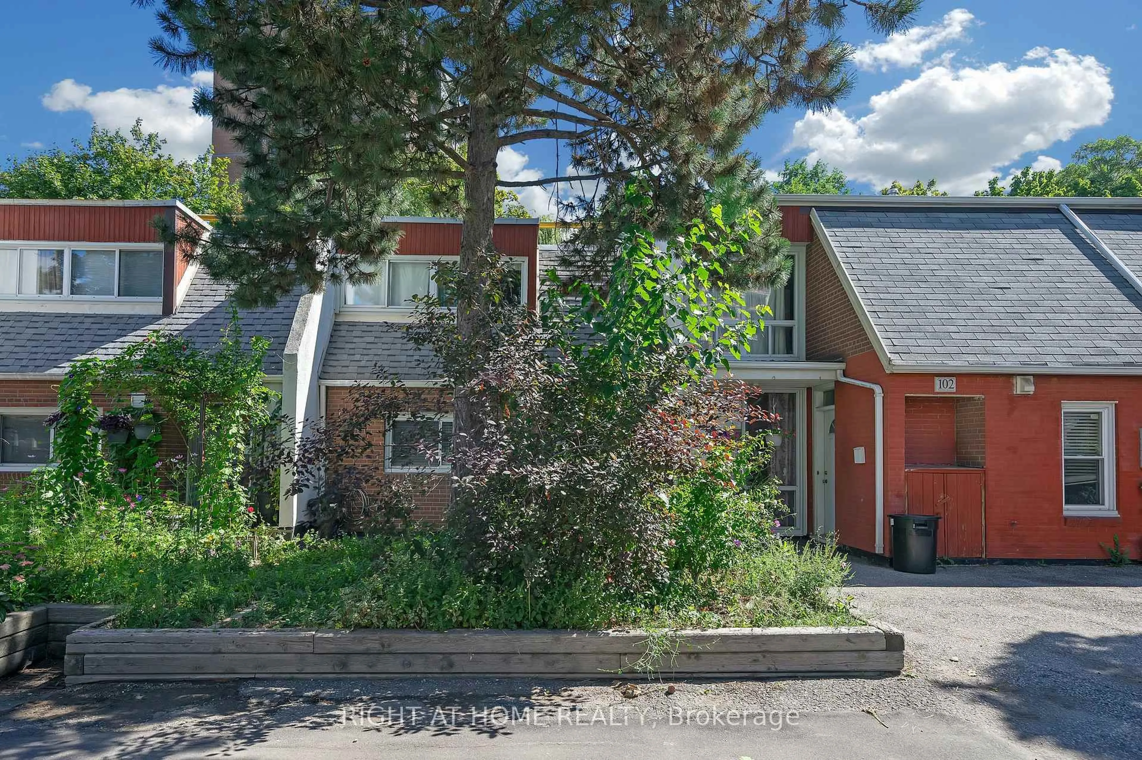 A pic from outside/outdoor area/front of a property/back of a property/a pic from drone, street for 2901 Jane St #101, Toronto Ontario M3N 2J8