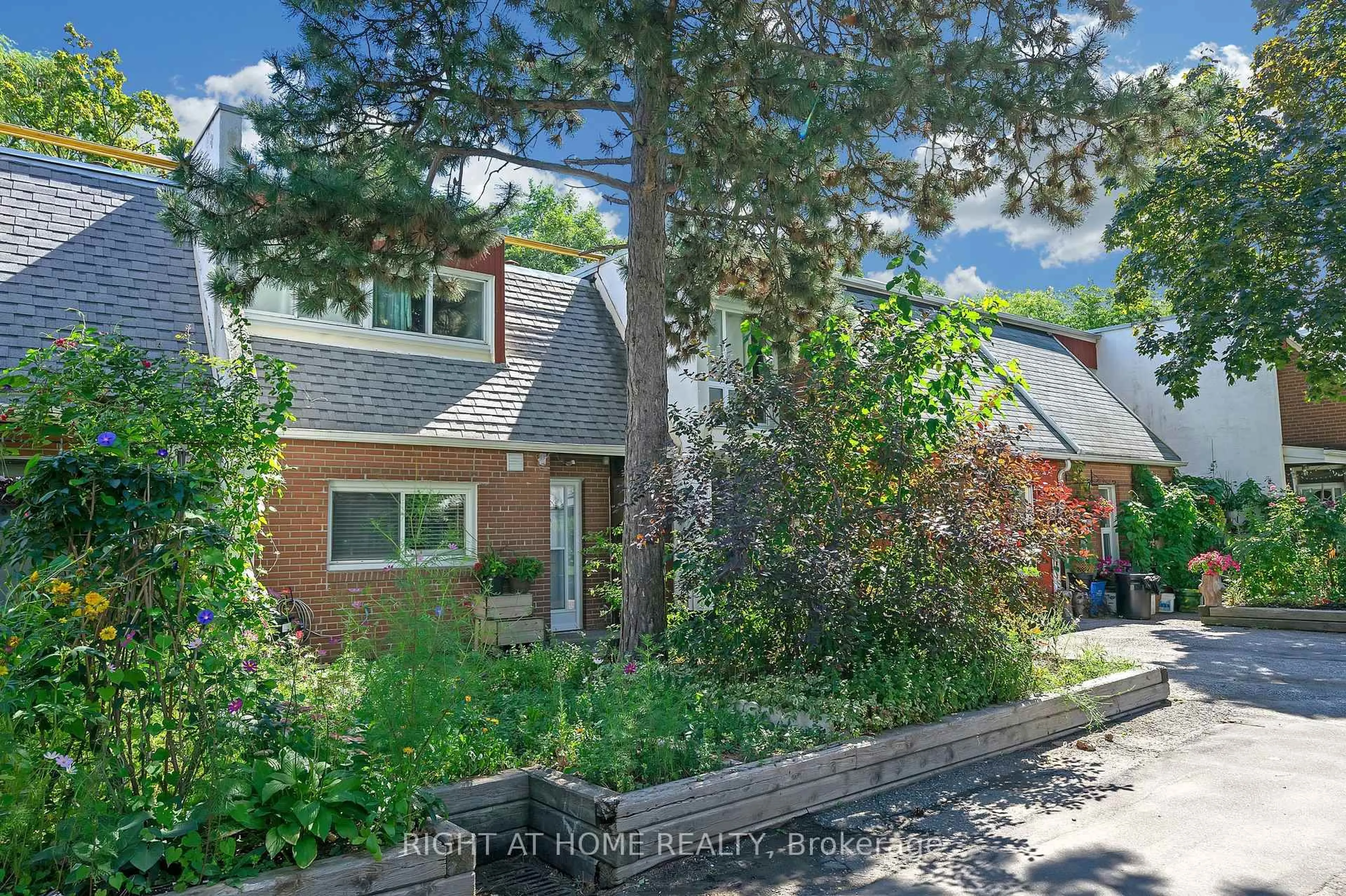 A pic from outside/outdoor area/front of a property/back of a property/a pic from drone, street for 2901 Jane St #101, Toronto Ontario M3N 2J8
