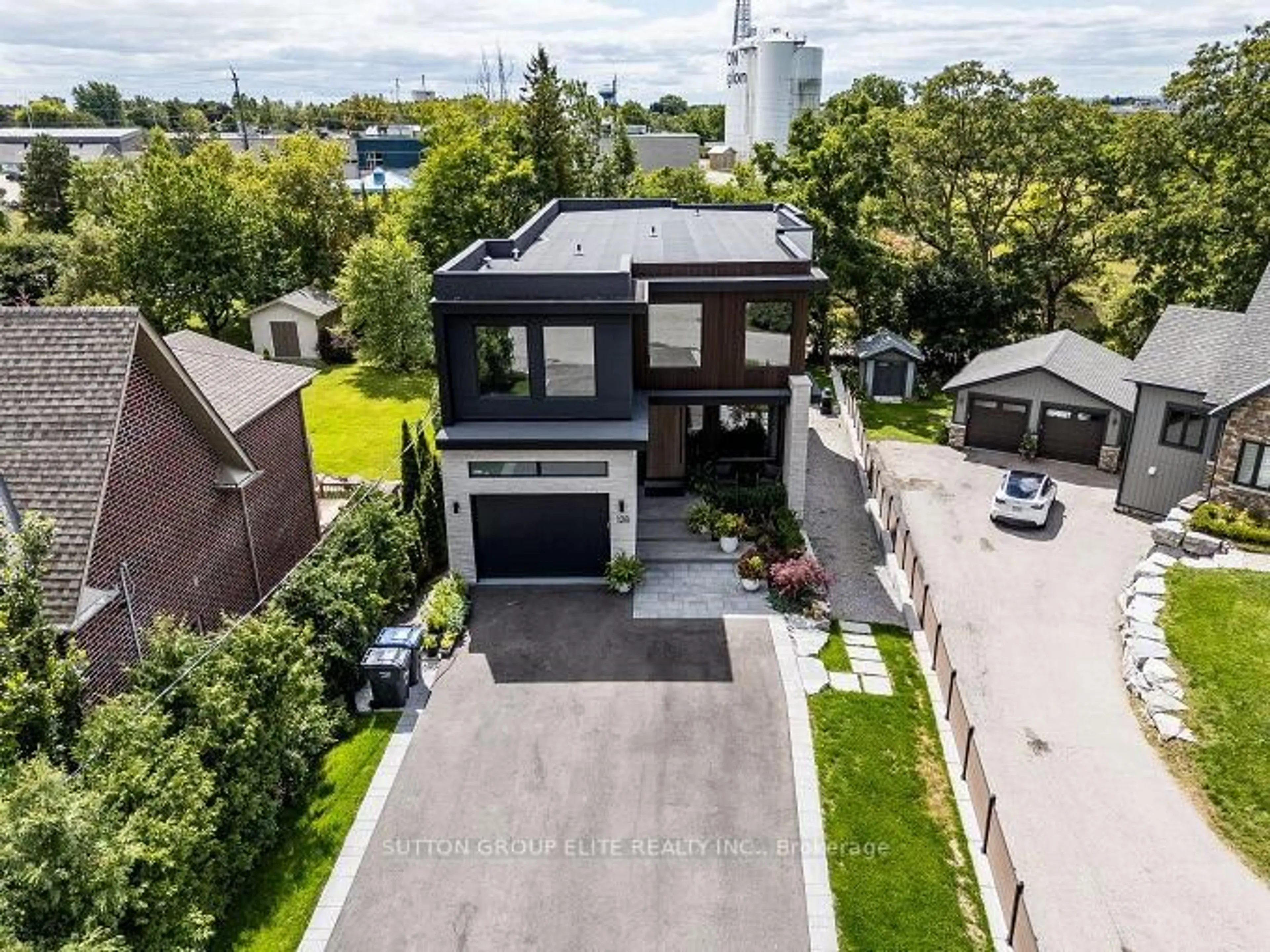 A pic from outside/outdoor area/front of a property/back of a property/a pic from drone, street for 128 Haines Dr, Caledon Ontario L7E 2C4