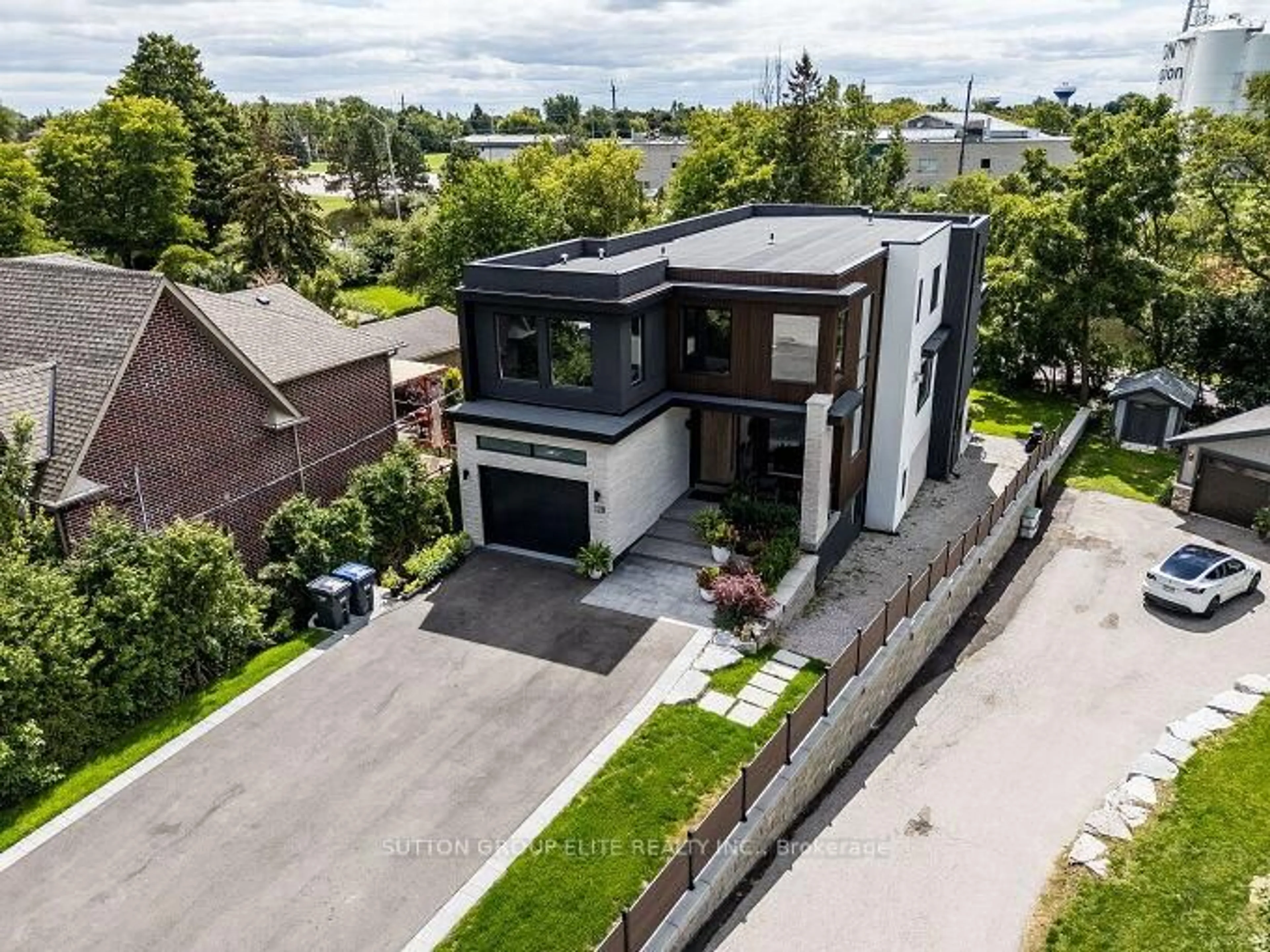 A pic from outside/outdoor area/front of a property/back of a property/a pic from drone, street for 128 Haines Dr, Caledon Ontario L7E 2C4