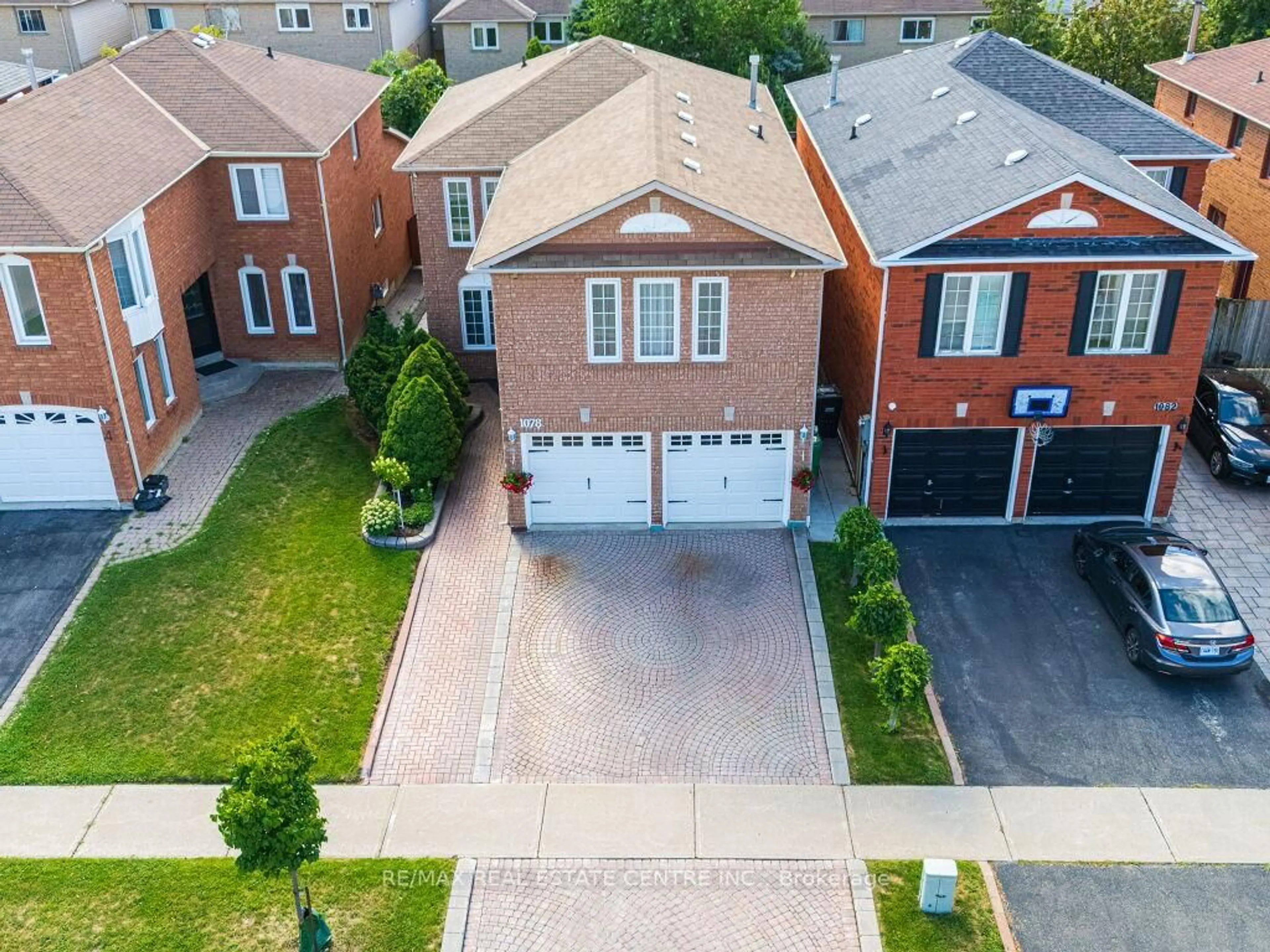 A pic from outside/outdoor area/front of a property/back of a property/a pic from drone, street for 1078 windsor hill Blvd, Mississauga Ontario L5V 1P4