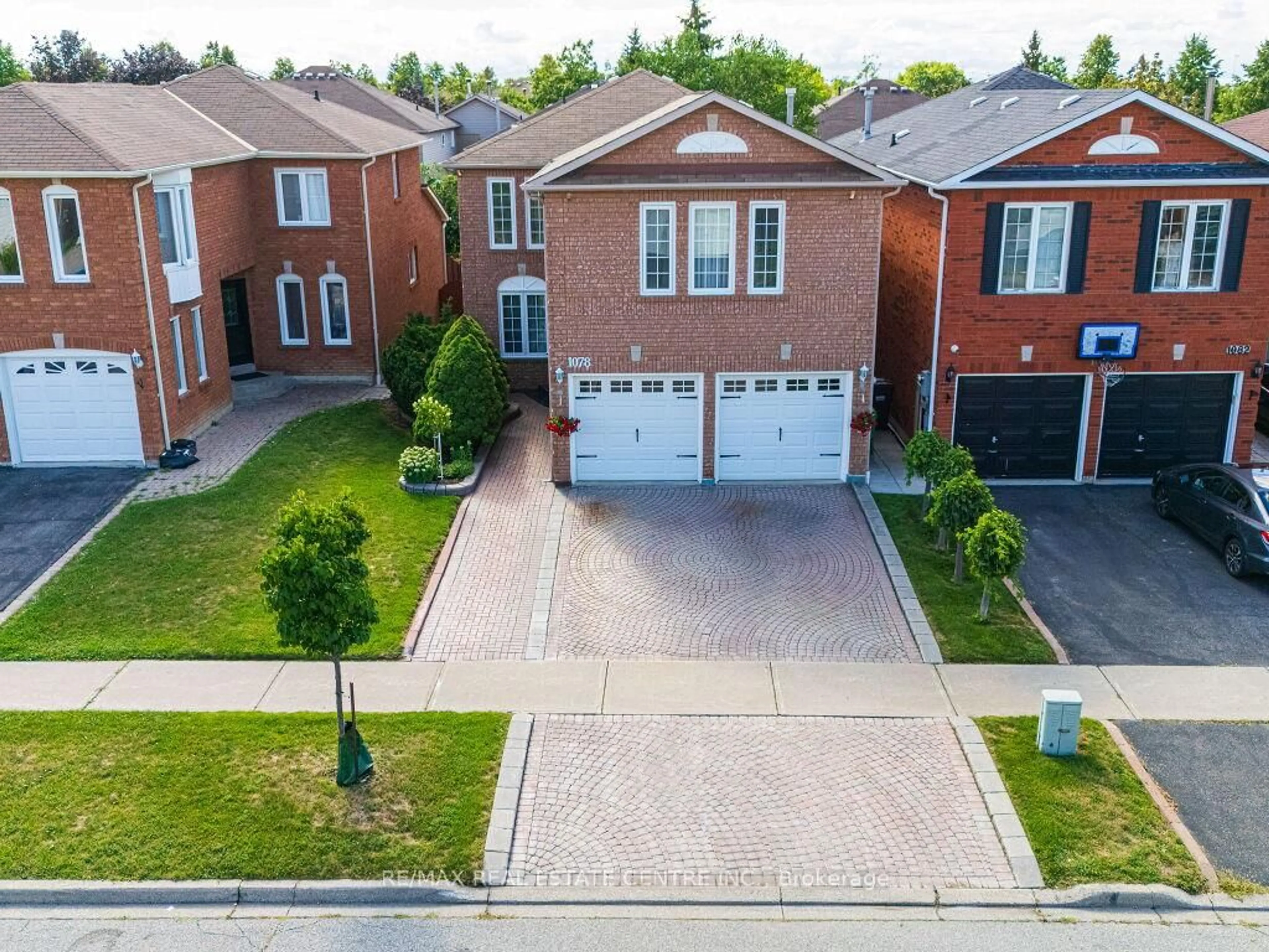 A pic from outside/outdoor area/front of a property/back of a property/a pic from drone, street for 1078 windsor hill Blvd, Mississauga Ontario L5V 1P4