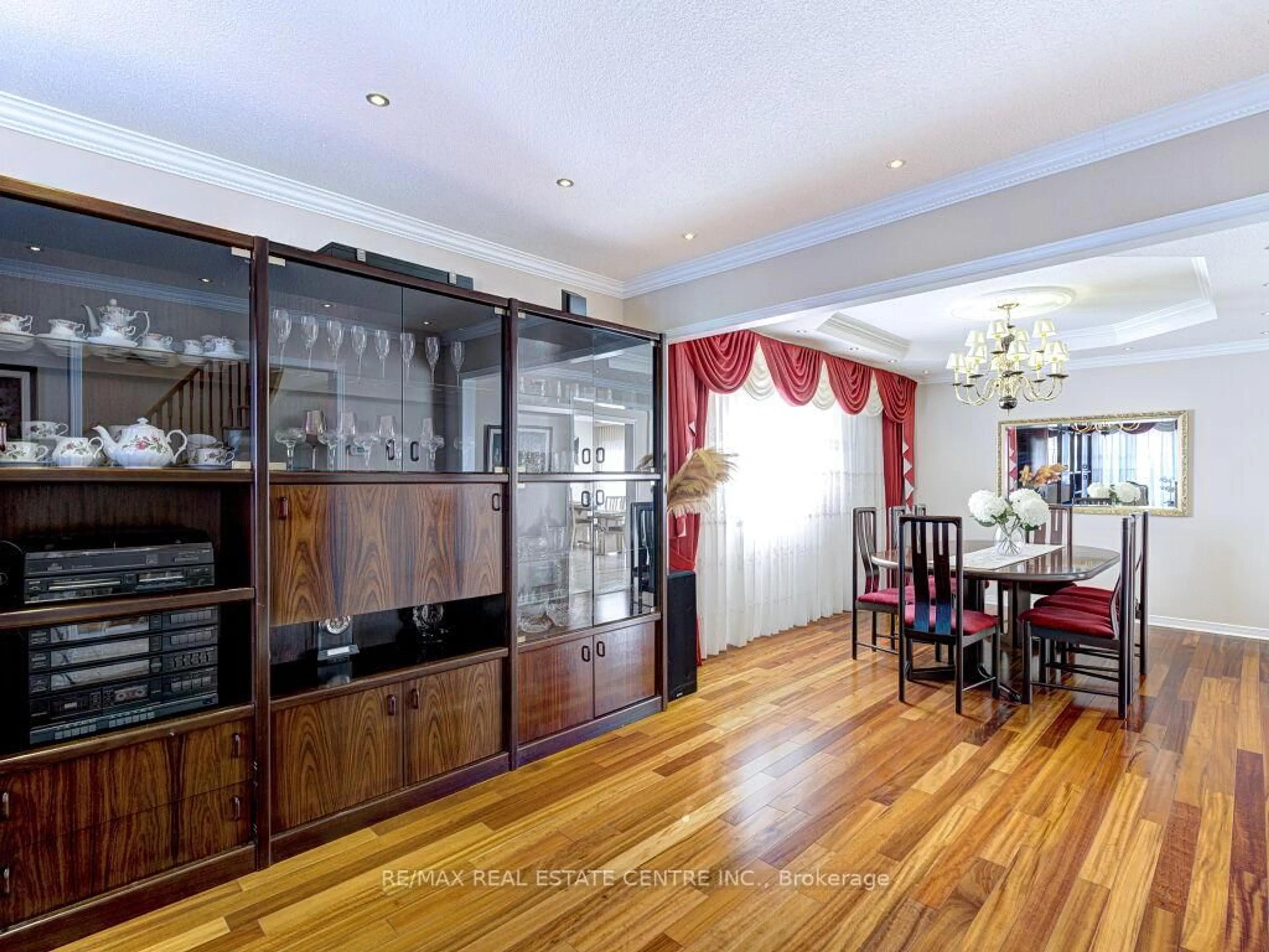 Dining room, wood/laminate floor for 1078 windsor hill Blvd, Mississauga Ontario L5V 1P4
