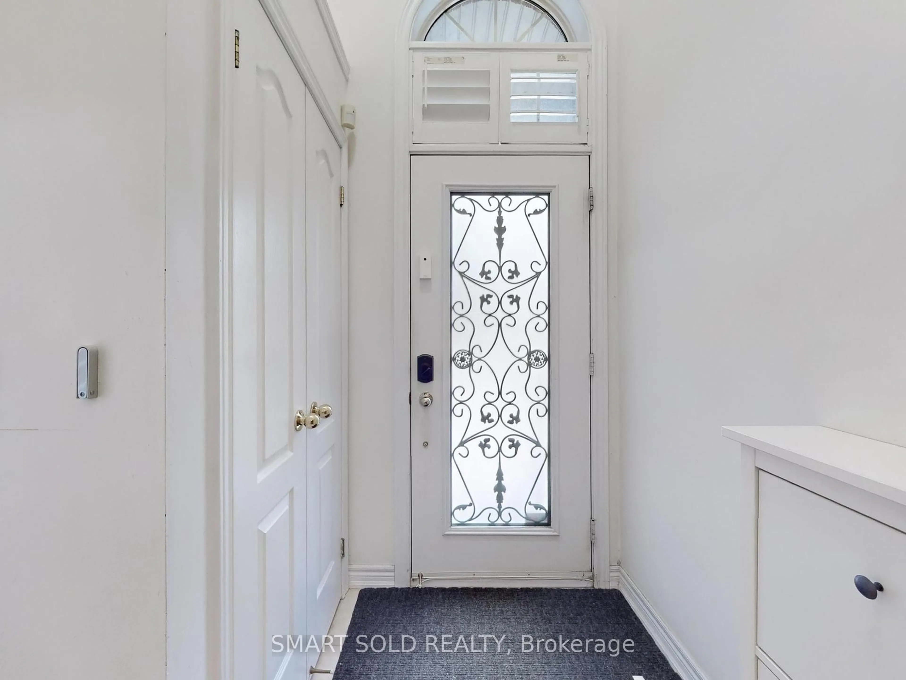Indoor entryway for 230 Paisley Blvd #26, Mississauga Ontario L5B 0C5