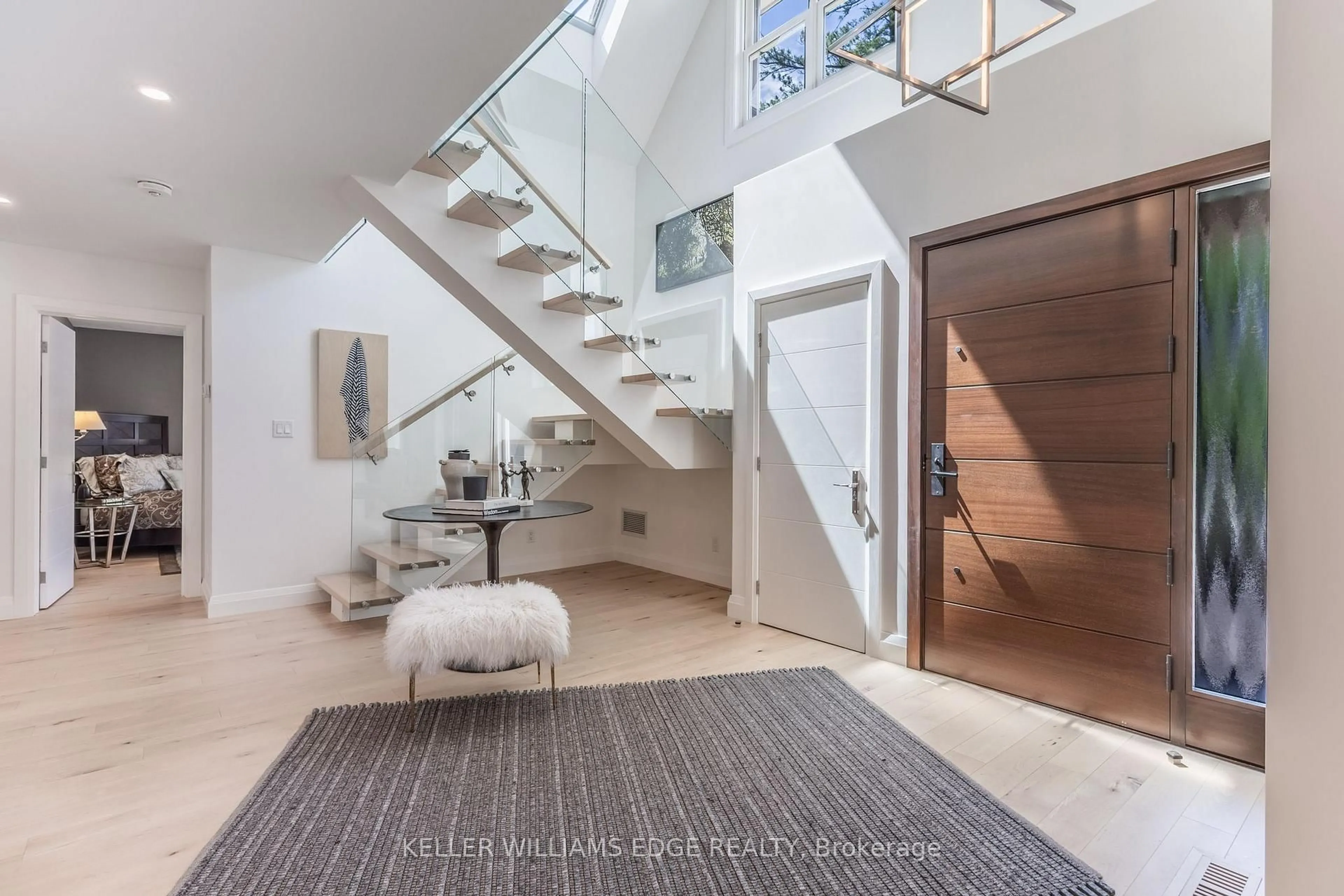 Indoor entryway for 319 Goodram Dr, Burlington Ontario L7L 2J9