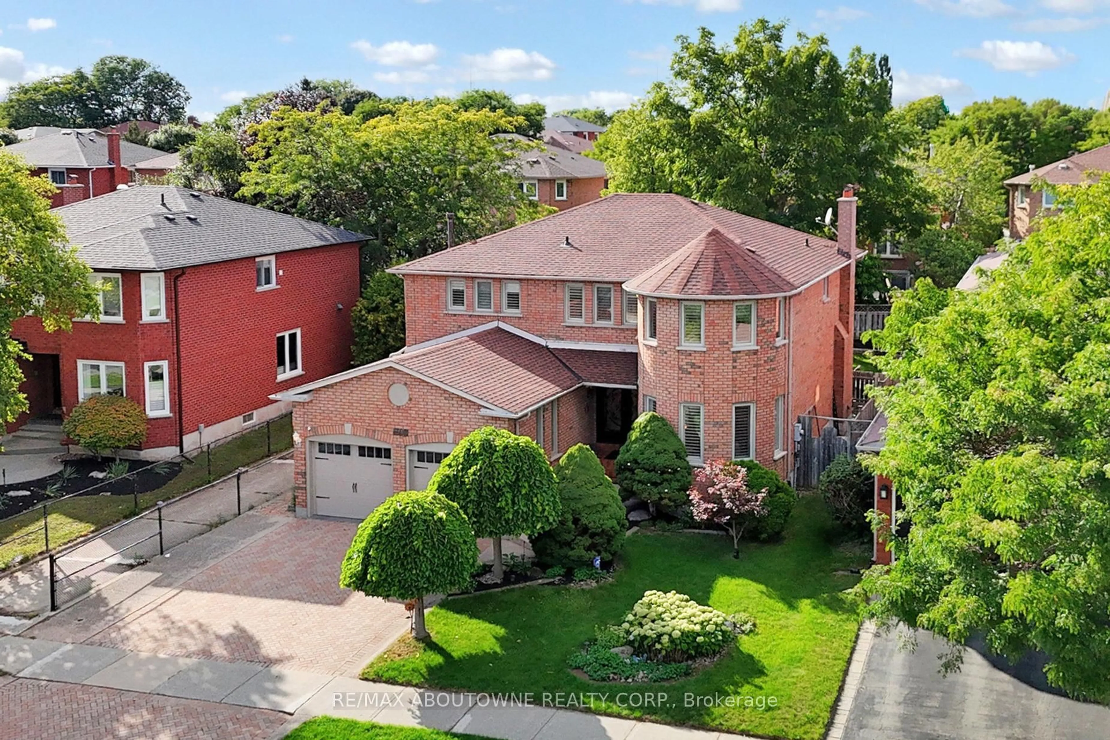 A pic from outside/outdoor area/front of a property/back of a property/a pic from drone, street for 1398 Winterbourne Dr, Oakville Ontario L6J 7A5