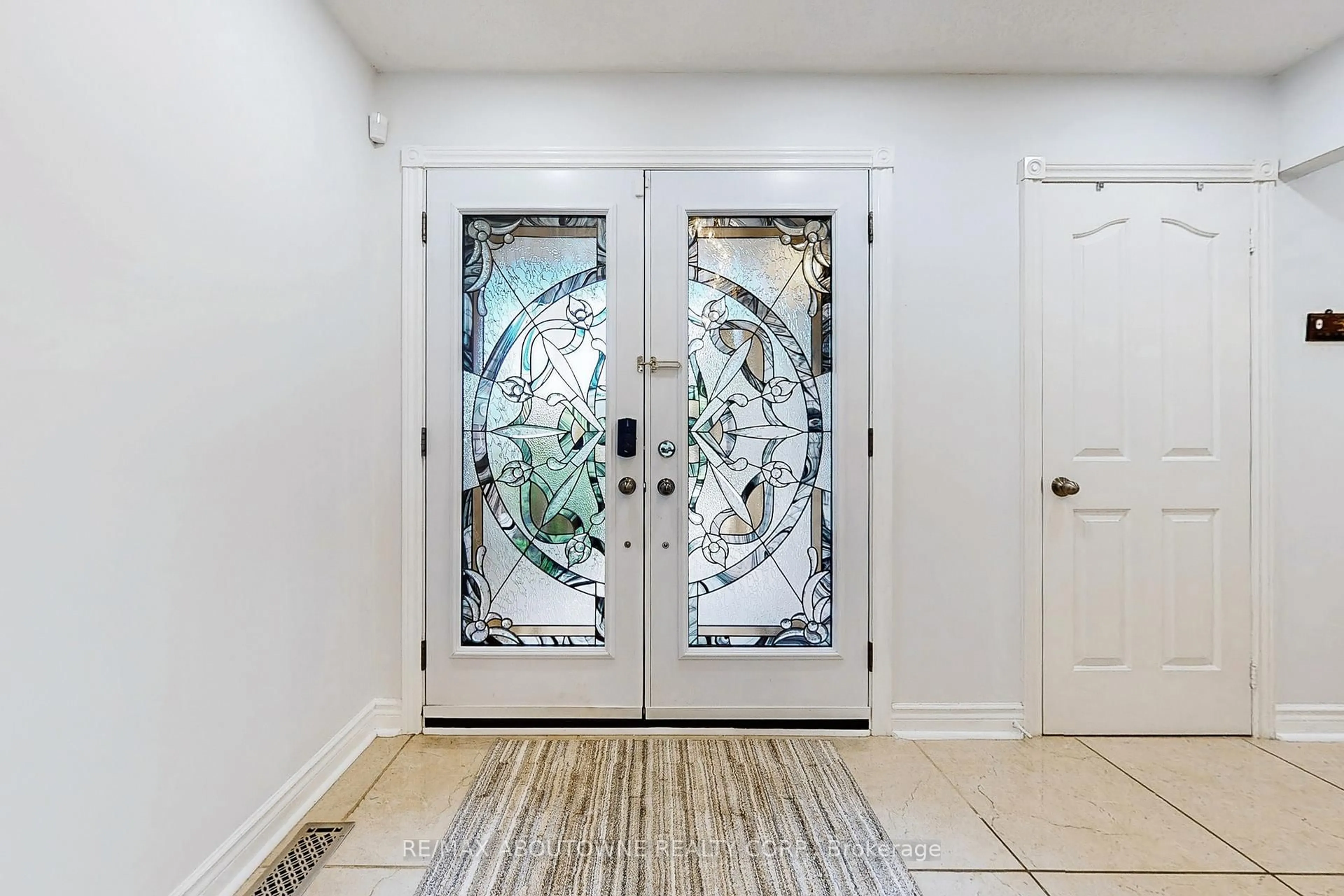 Indoor entryway for 1398 Winterbourne Dr, Oakville Ontario L6J 7A5