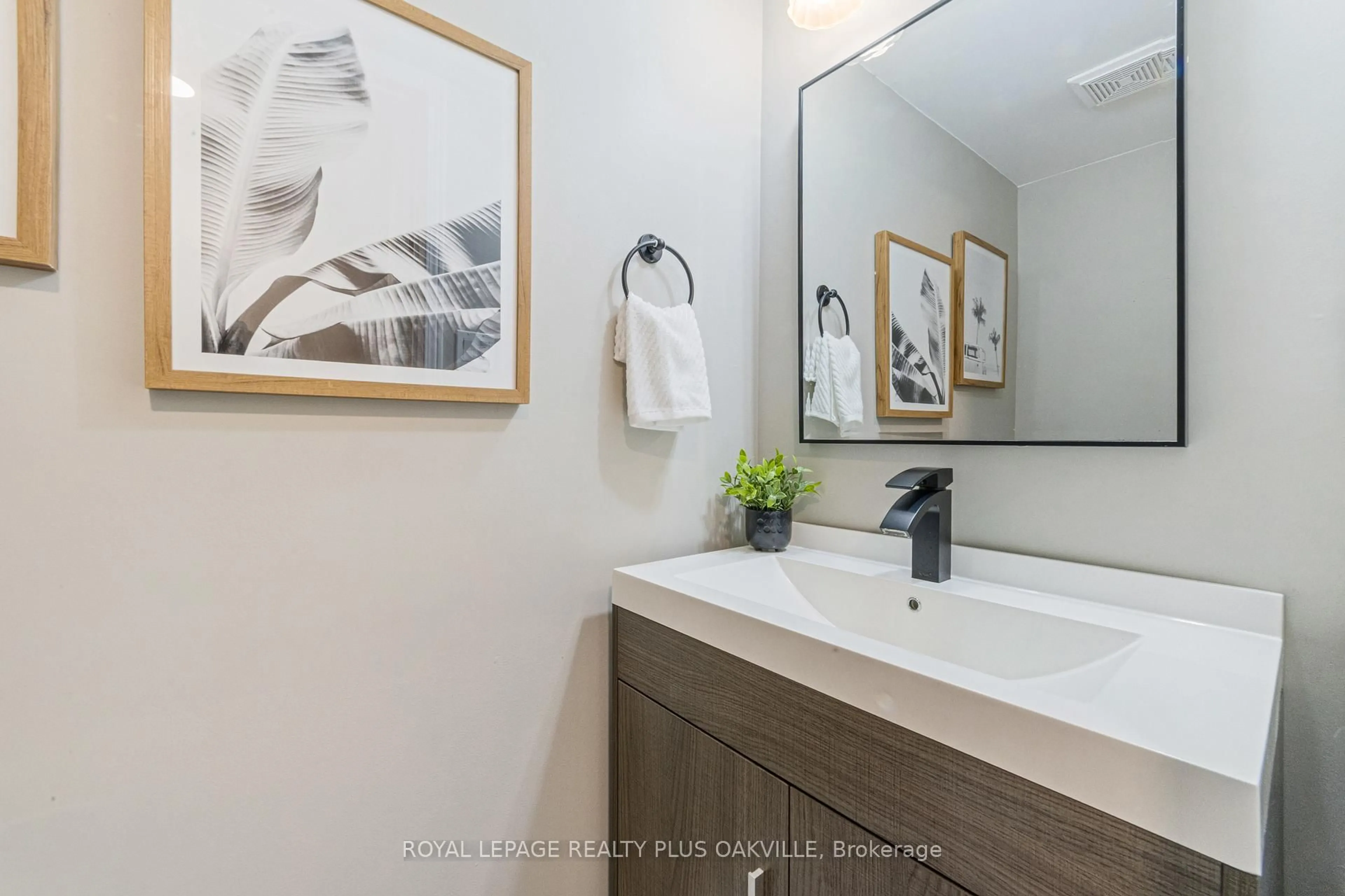 Contemporary bathroom, ceramic/tile floor for 2300 Brays Lane #55, Oakville Ontario L6M 3J9