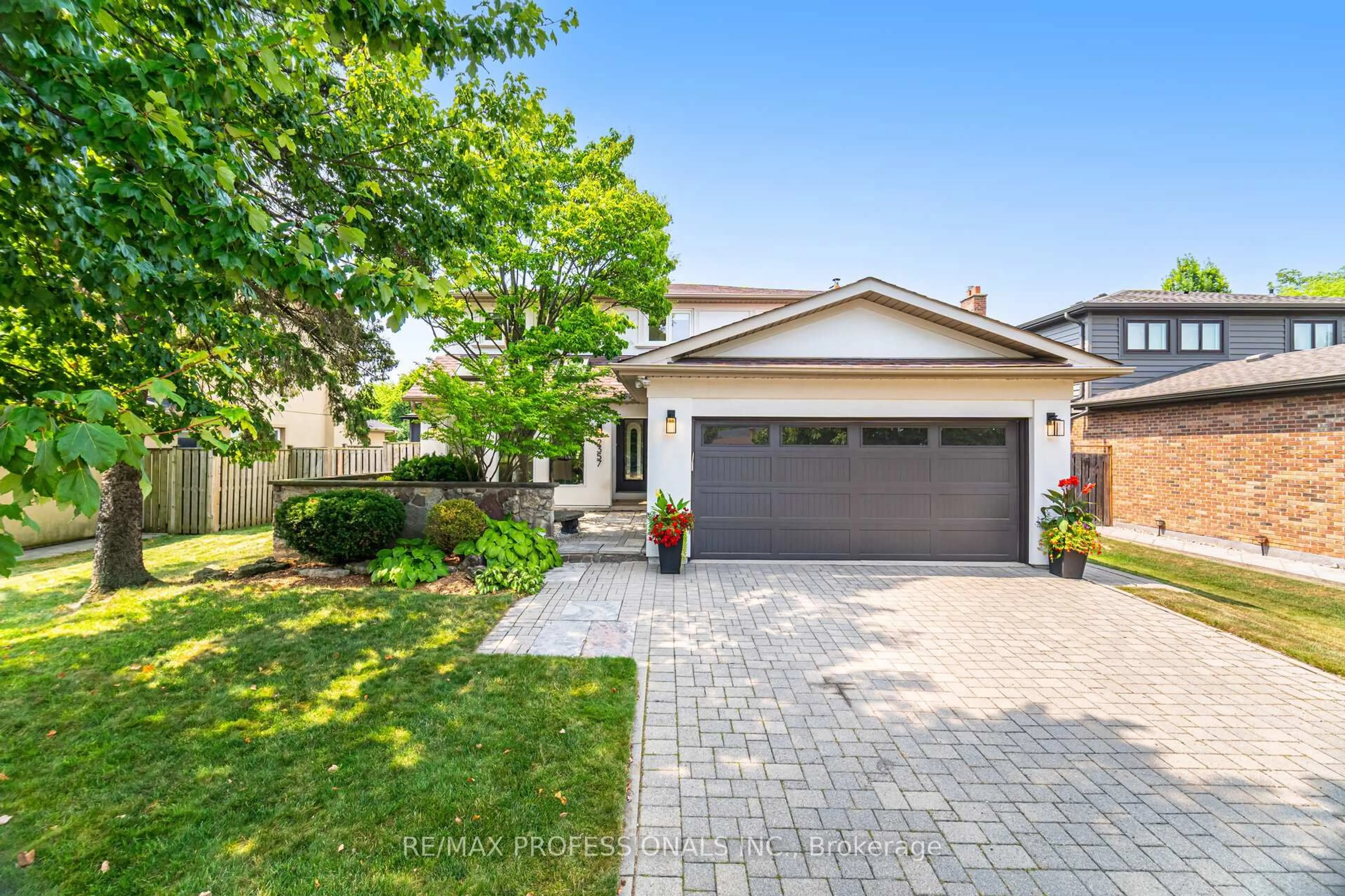 Home with vinyl exterior material, street for 2357 Kenbarb Rd, Mississauga Ontario L5B 2E9