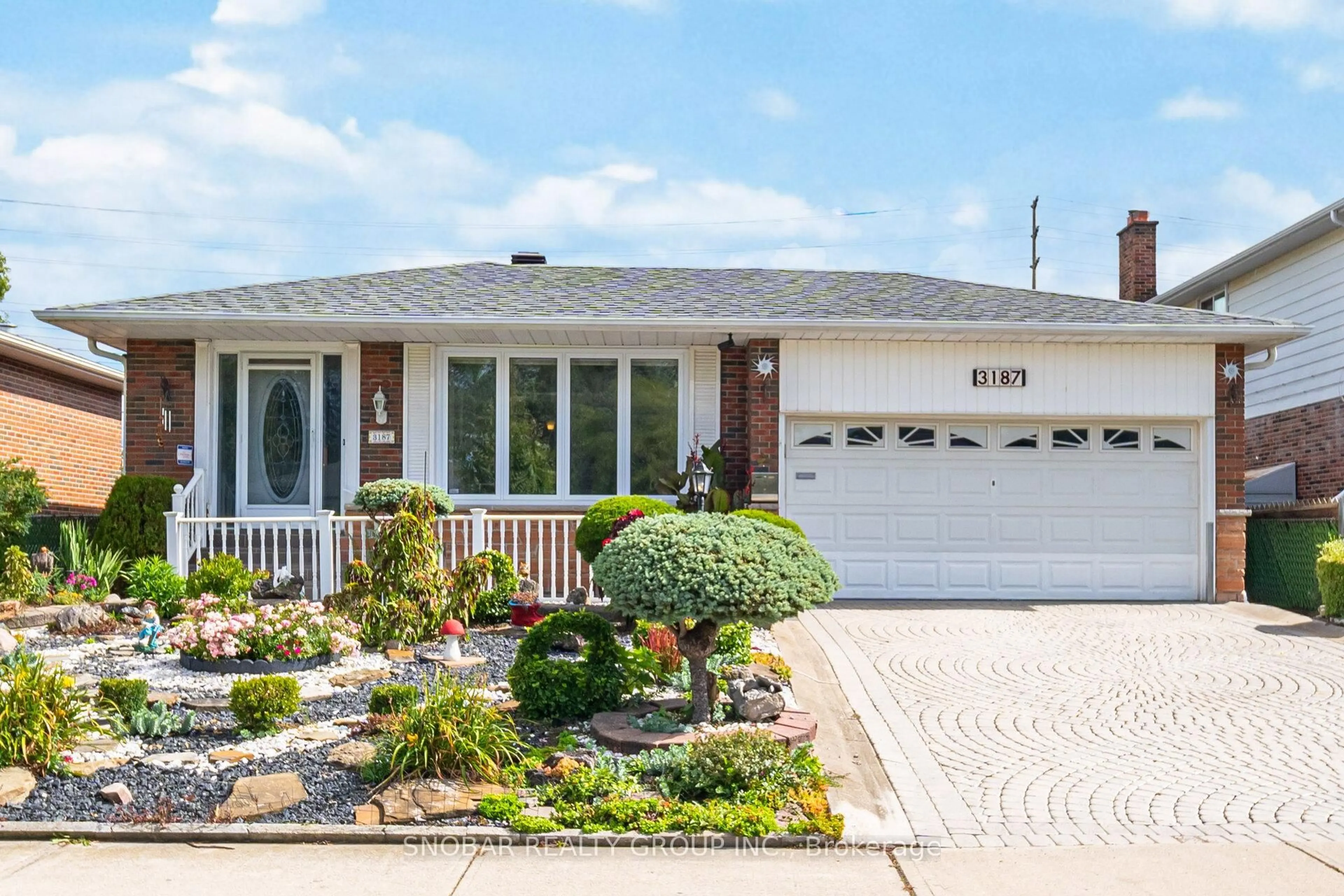 Home with vinyl exterior material, street for 3187 Ibbetson Cres, Mississauga Ontario L5C 1Z1