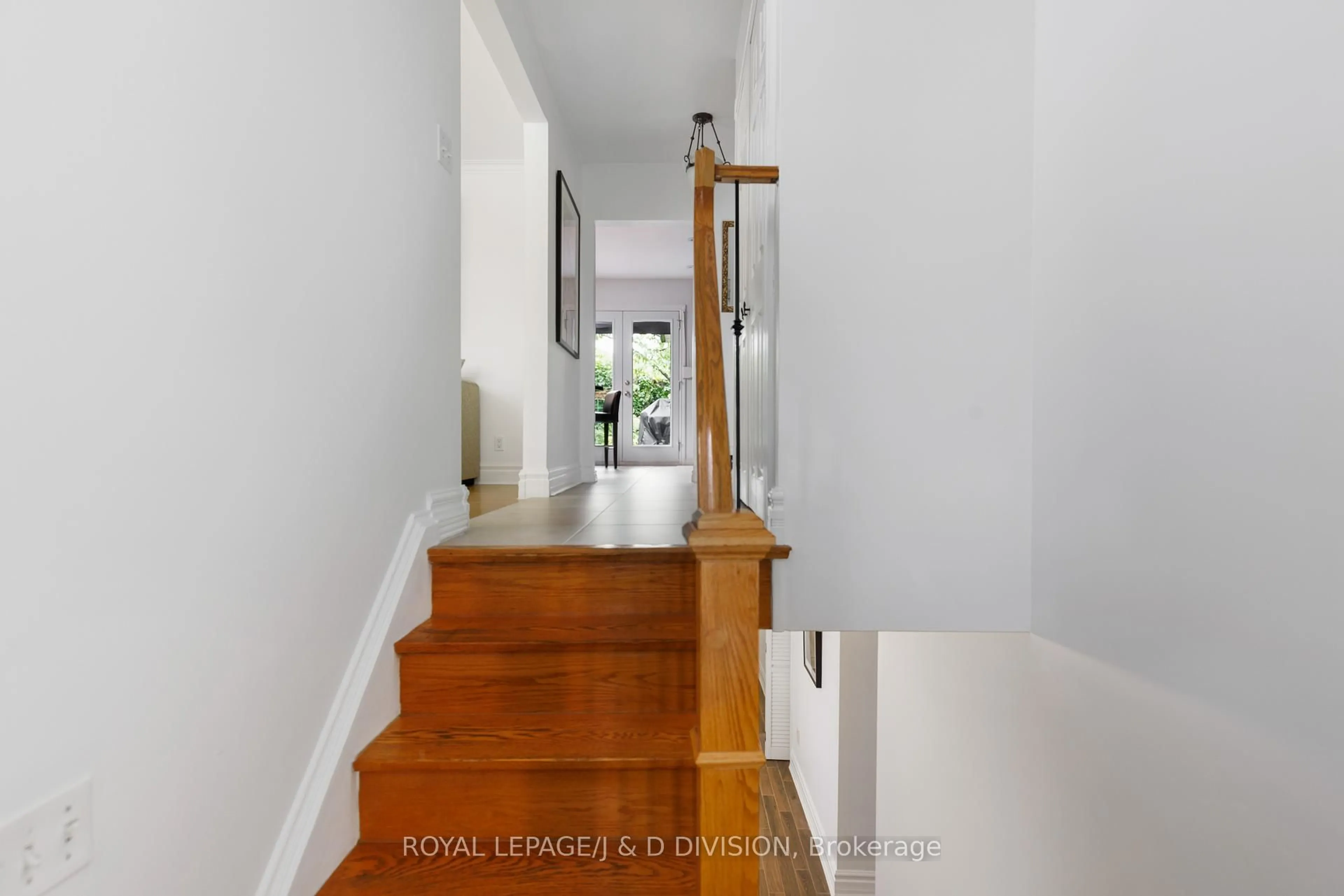 Indoor foyer for 27 Paramount Crt, Toronto Ontario M6M 2L3