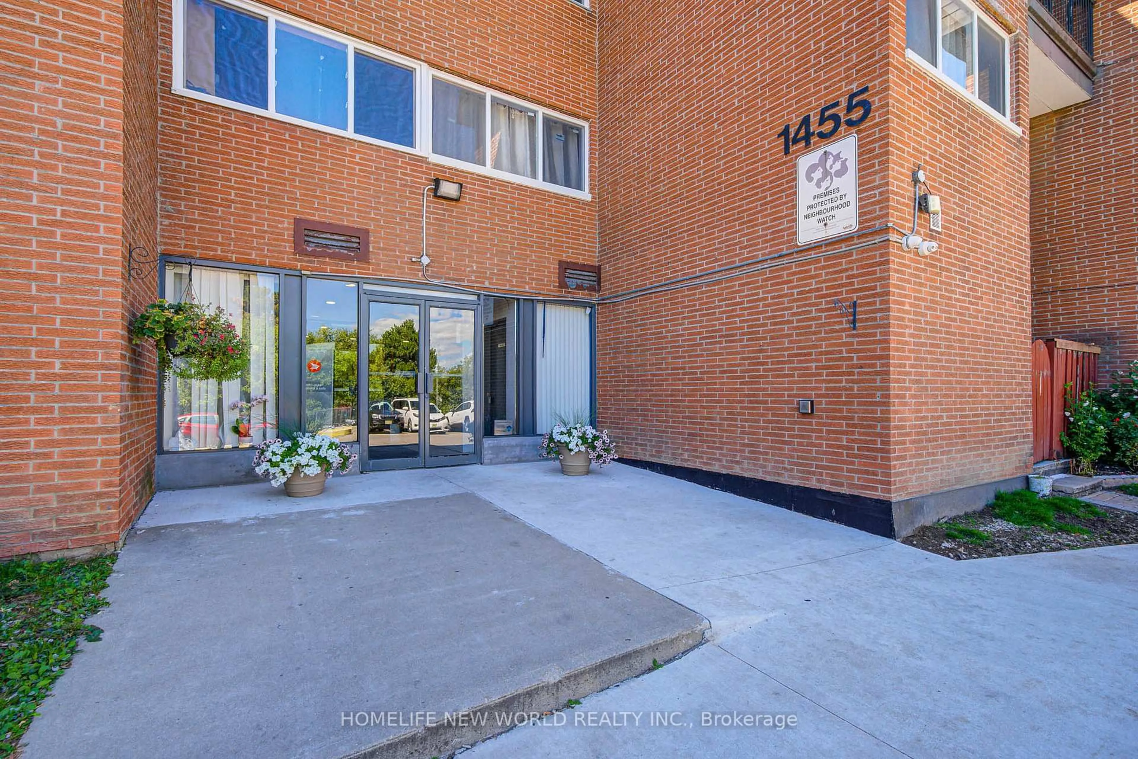Indoor foyer for 1455 Williamsport Dr #325, Mississauga Ontario L4X 2T5