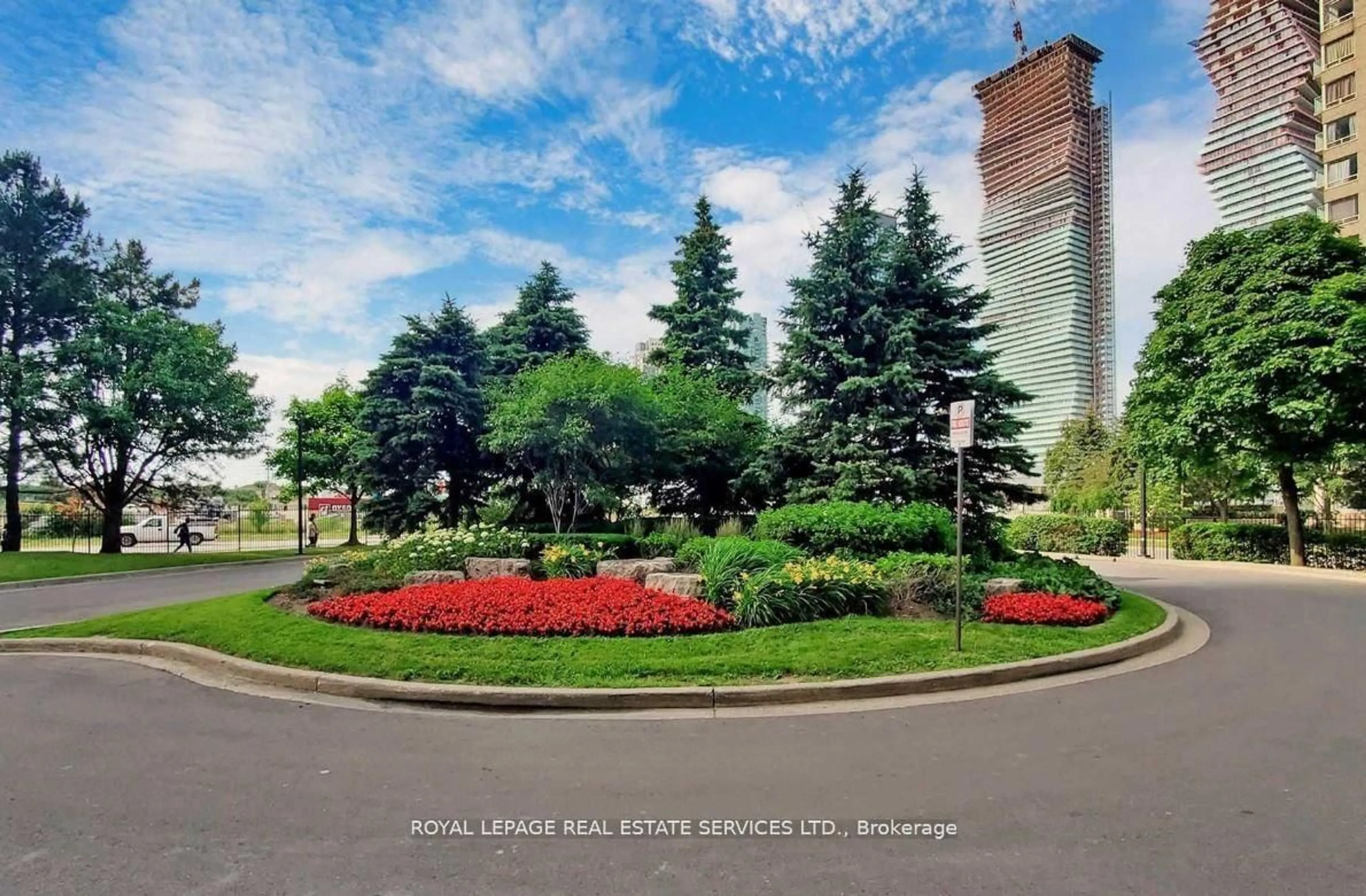 Patio, street for 550 Webb Dr #510, Mississauga Ontario L5B 3Y4