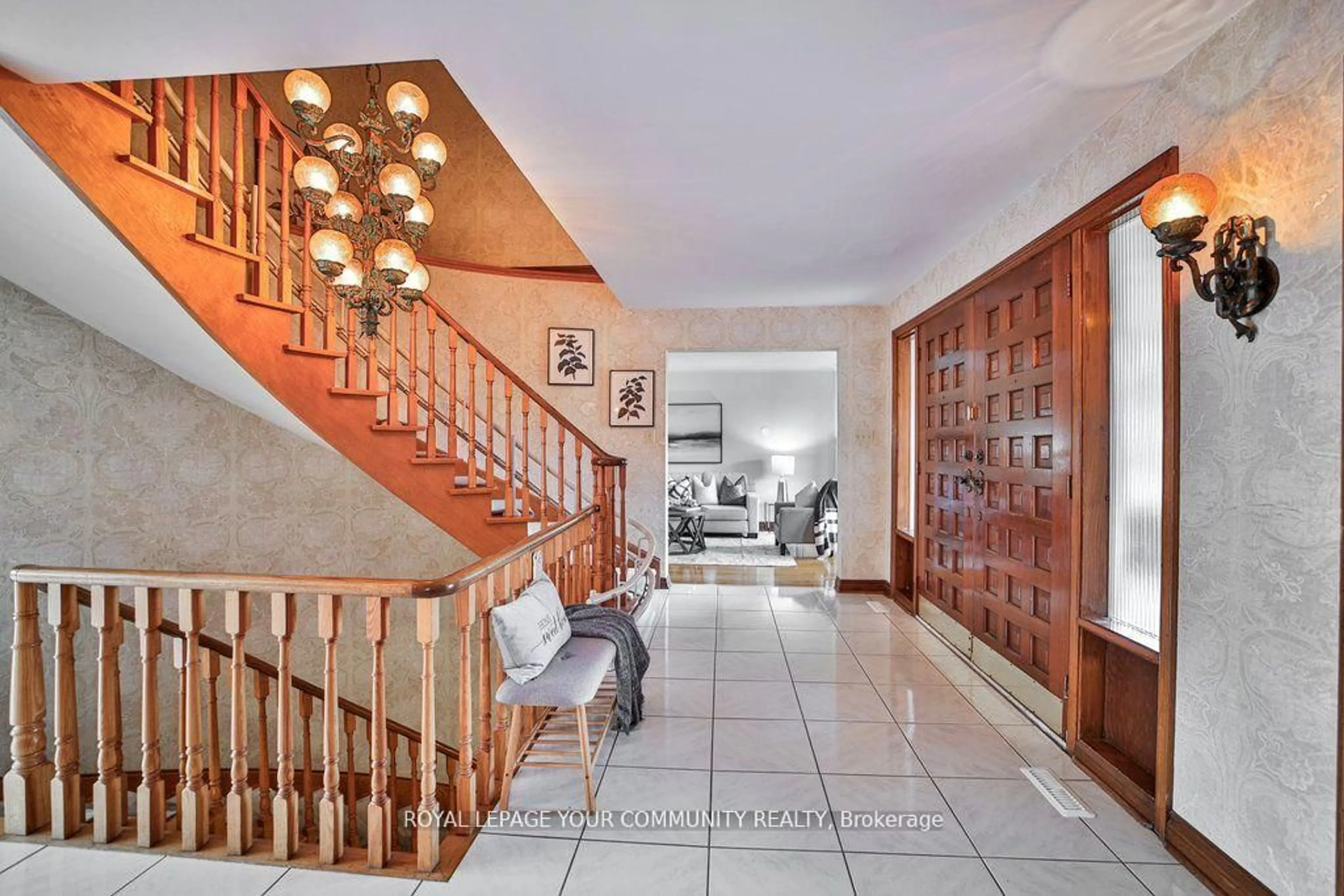 Indoor foyer for 21 Disan Crt, Toronto Ontario M9V 4A5