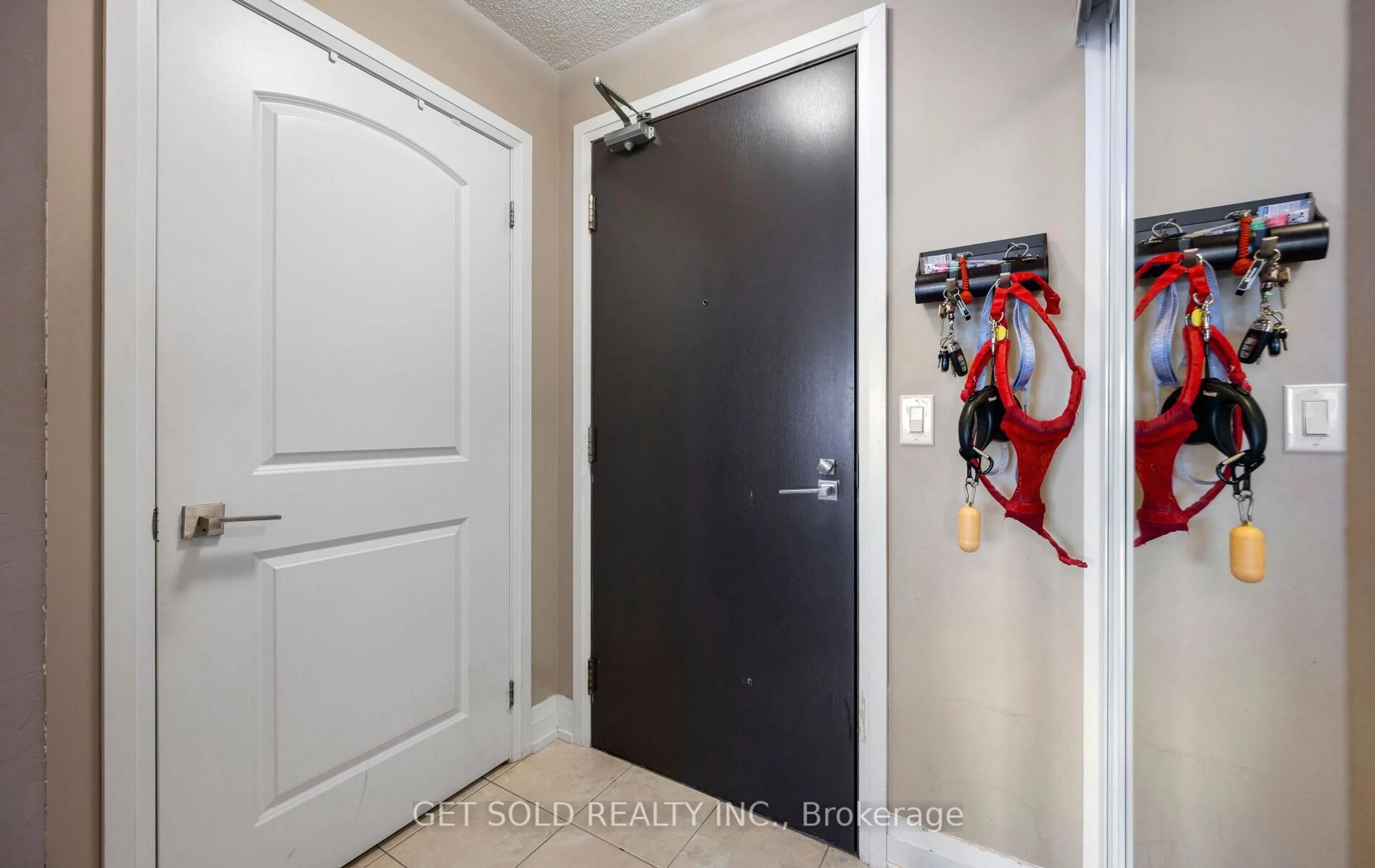 Indoor entryway for 1060 Sheppard Ave #914, Toronto Ontario M3J 0G7