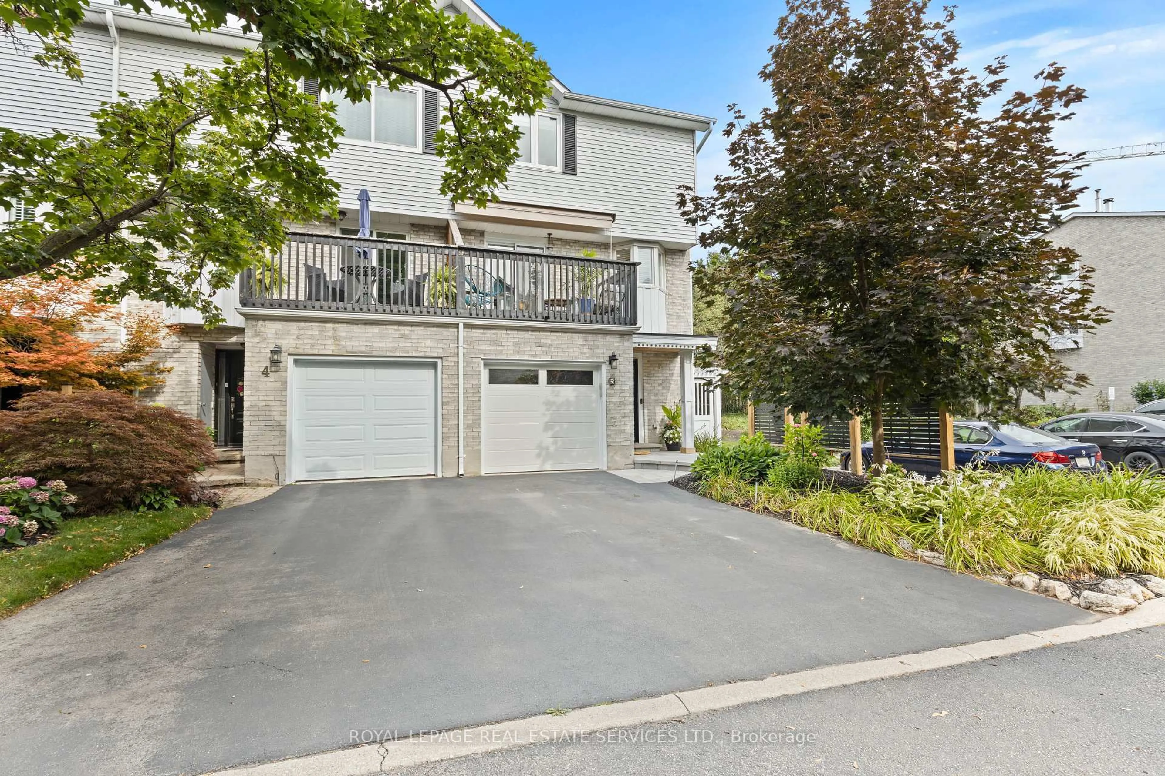 A pic from outside/outdoor area/front of a property/back of a property/a pic from drone, street for 2303 Marine Dr #5, Oakville Ontario L6L 1C2