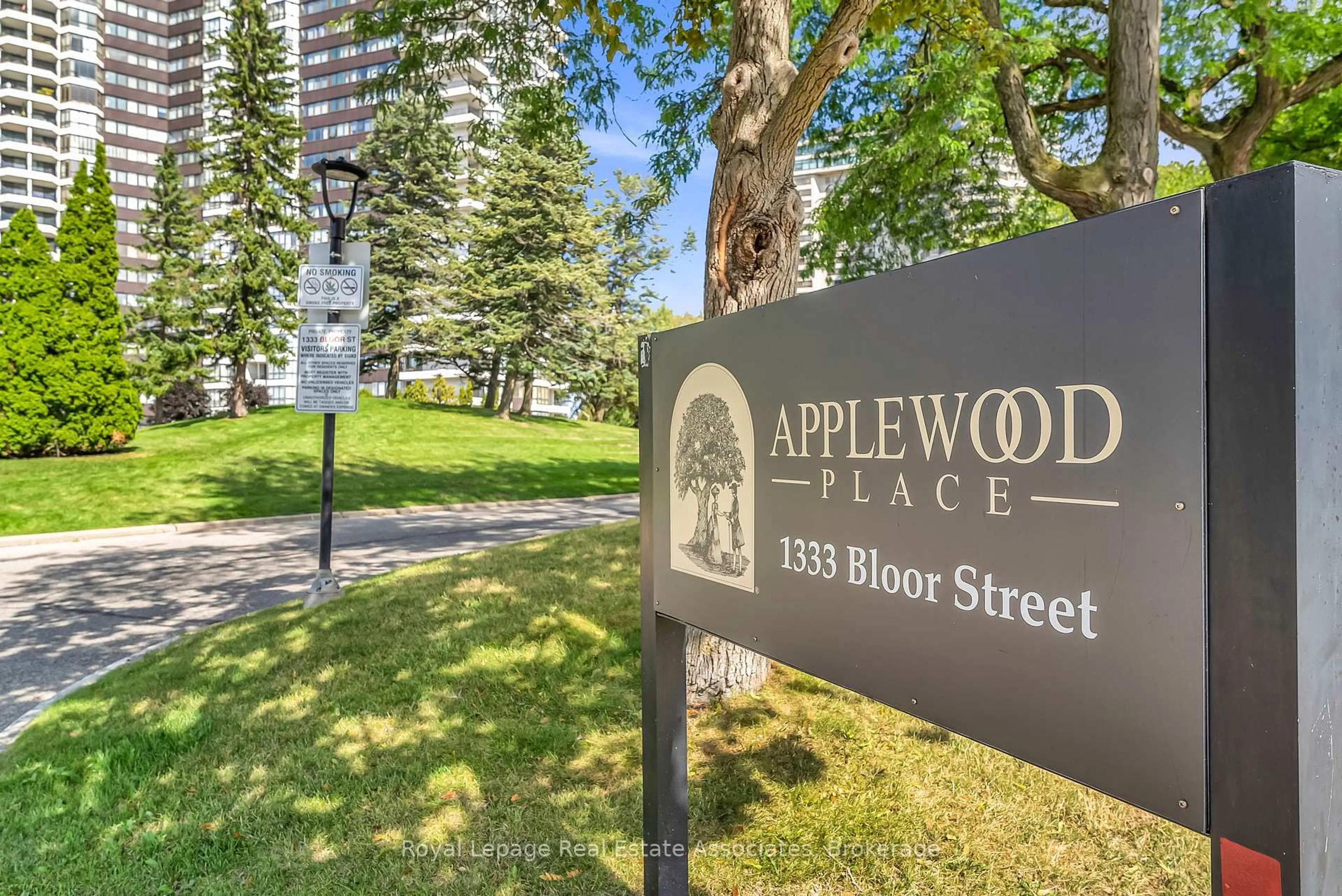 Indoor foyer for 1333 Bloor St #611, Mississauga Ontario L4Y 3T6