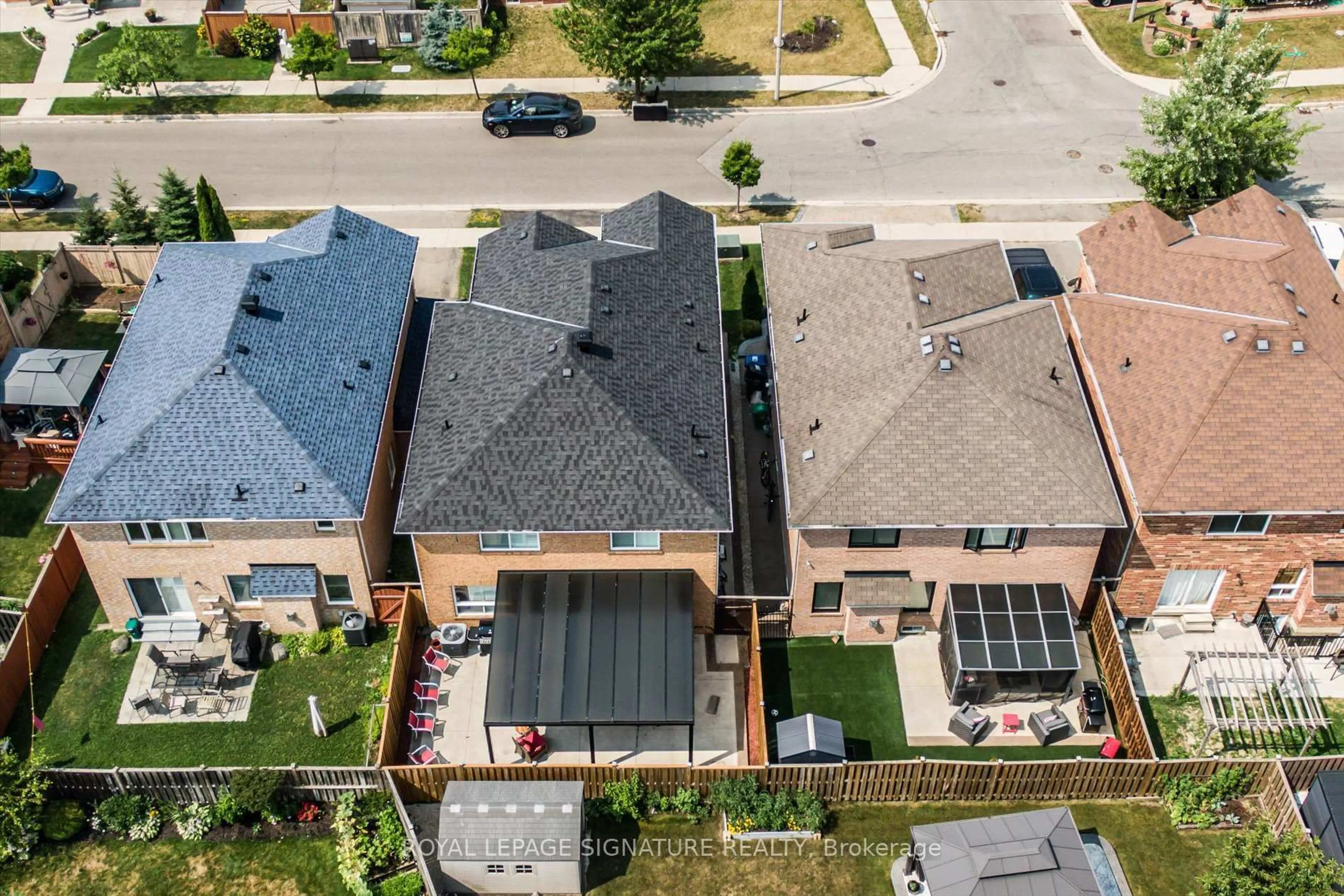 A pic from outside/outdoor area/front of a property/back of a property/a pic from drone, street for 5 Thornbush Blvd, Brampton Ontario L7A 3X9
