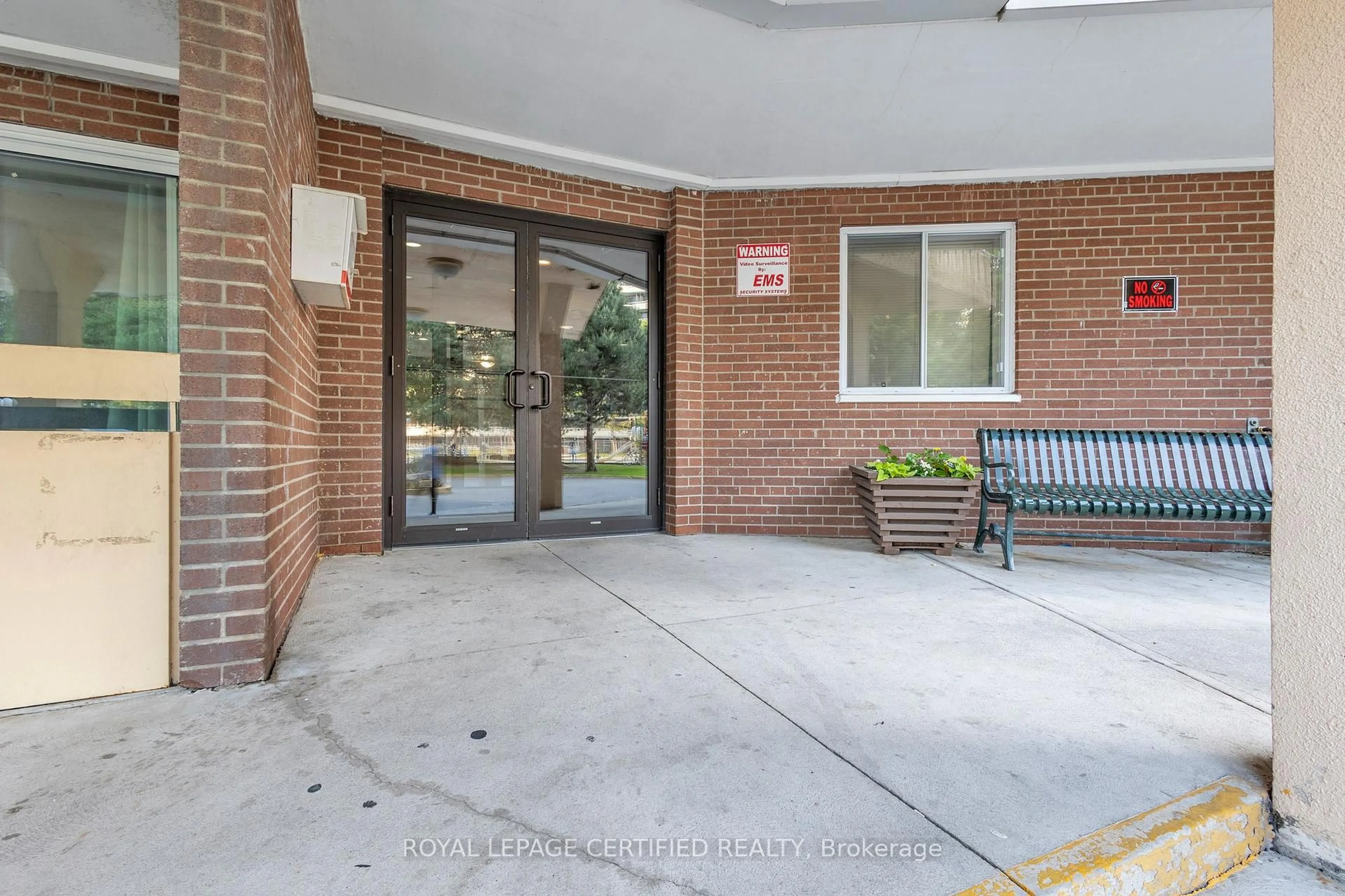 Indoor foyer for 3555 Derry Rd #912, Mississauga Ontario L4T 1B1