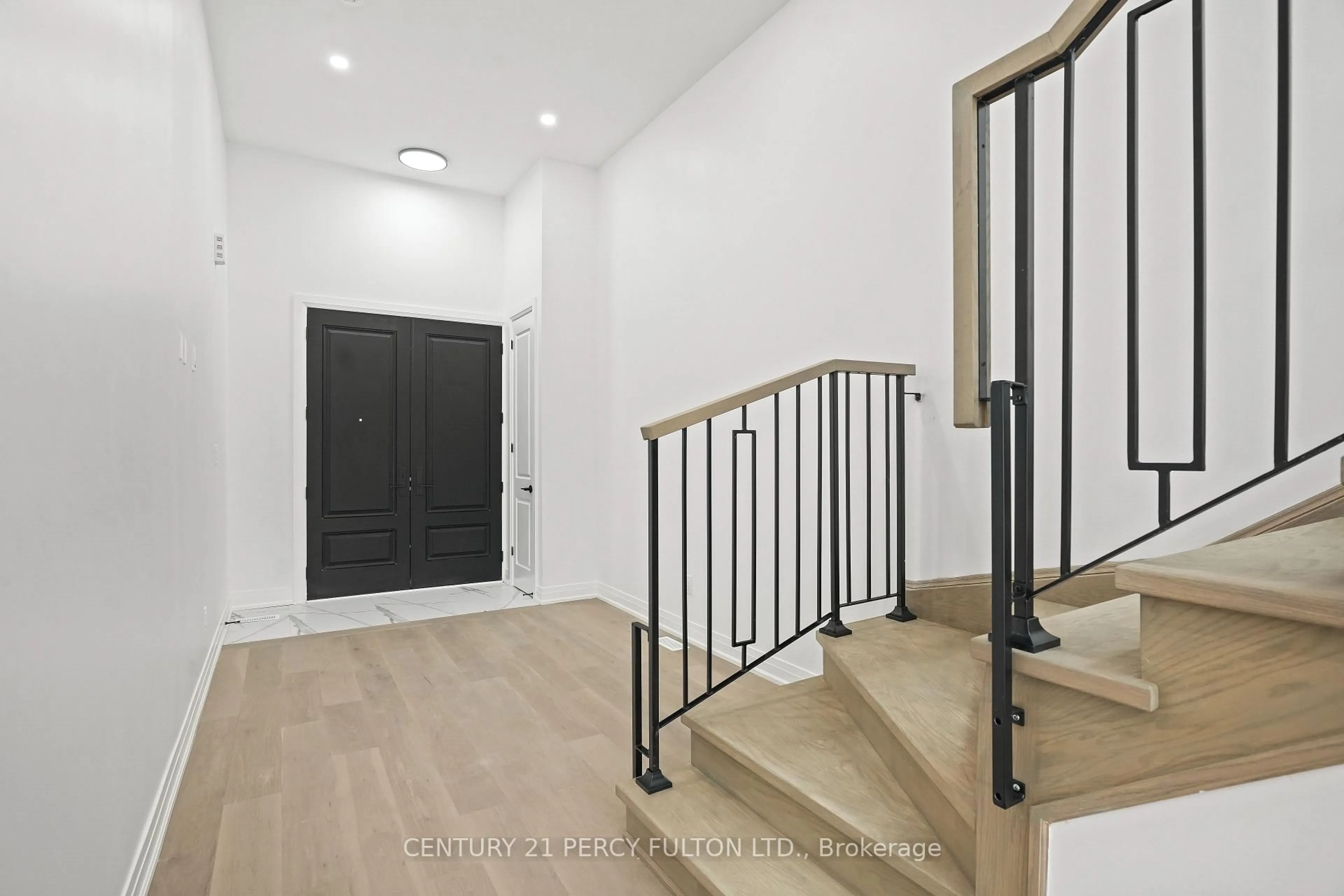 Indoor entryway for 6618 Harmony Hill, Mississauga Ontario L5W 1S5