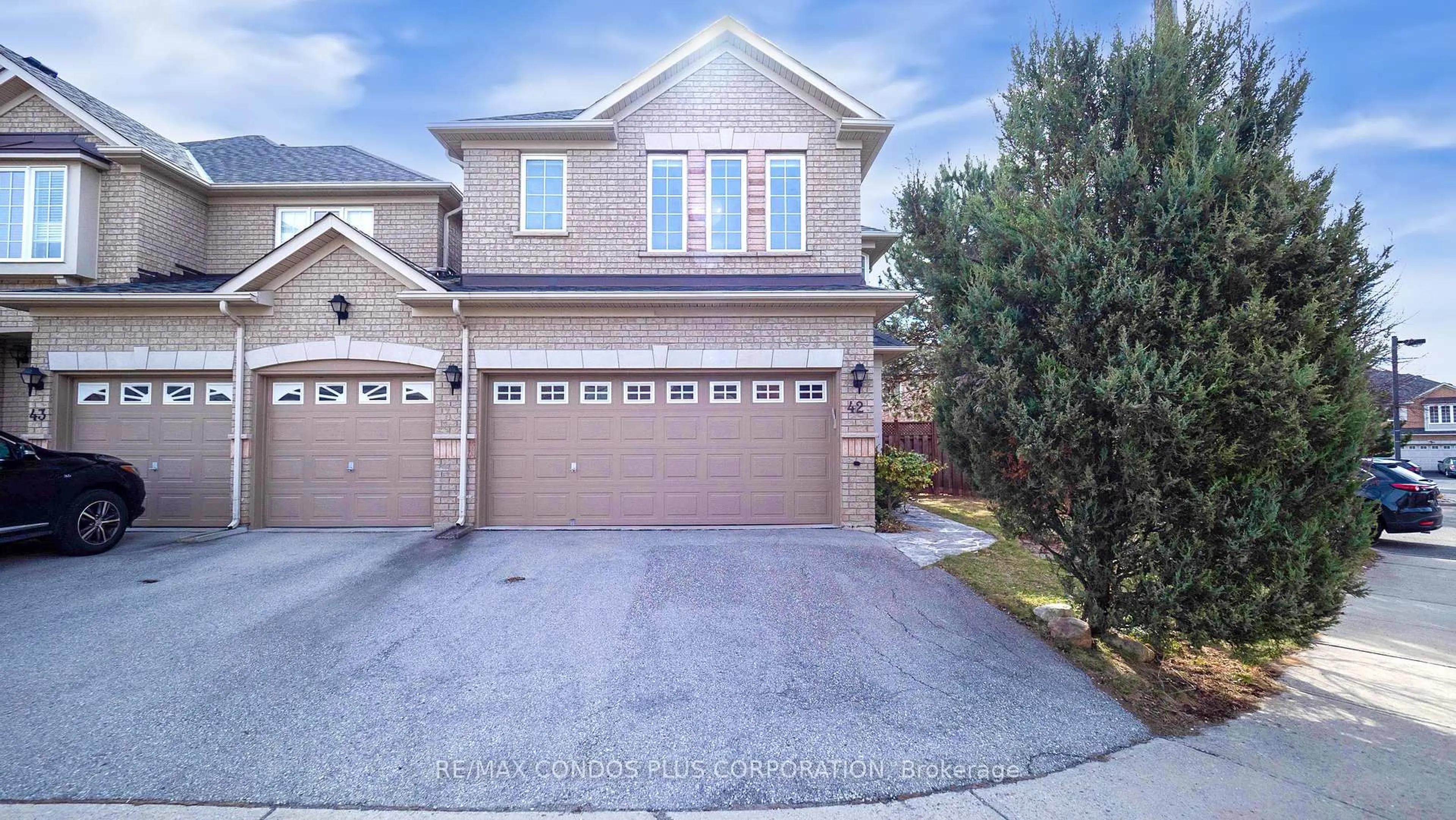 A pic from outside/outdoor area/front of a property/back of a property/a pic from drone, street for 1290 Heritage Way #42, Oakville Ontario L6M 4M5