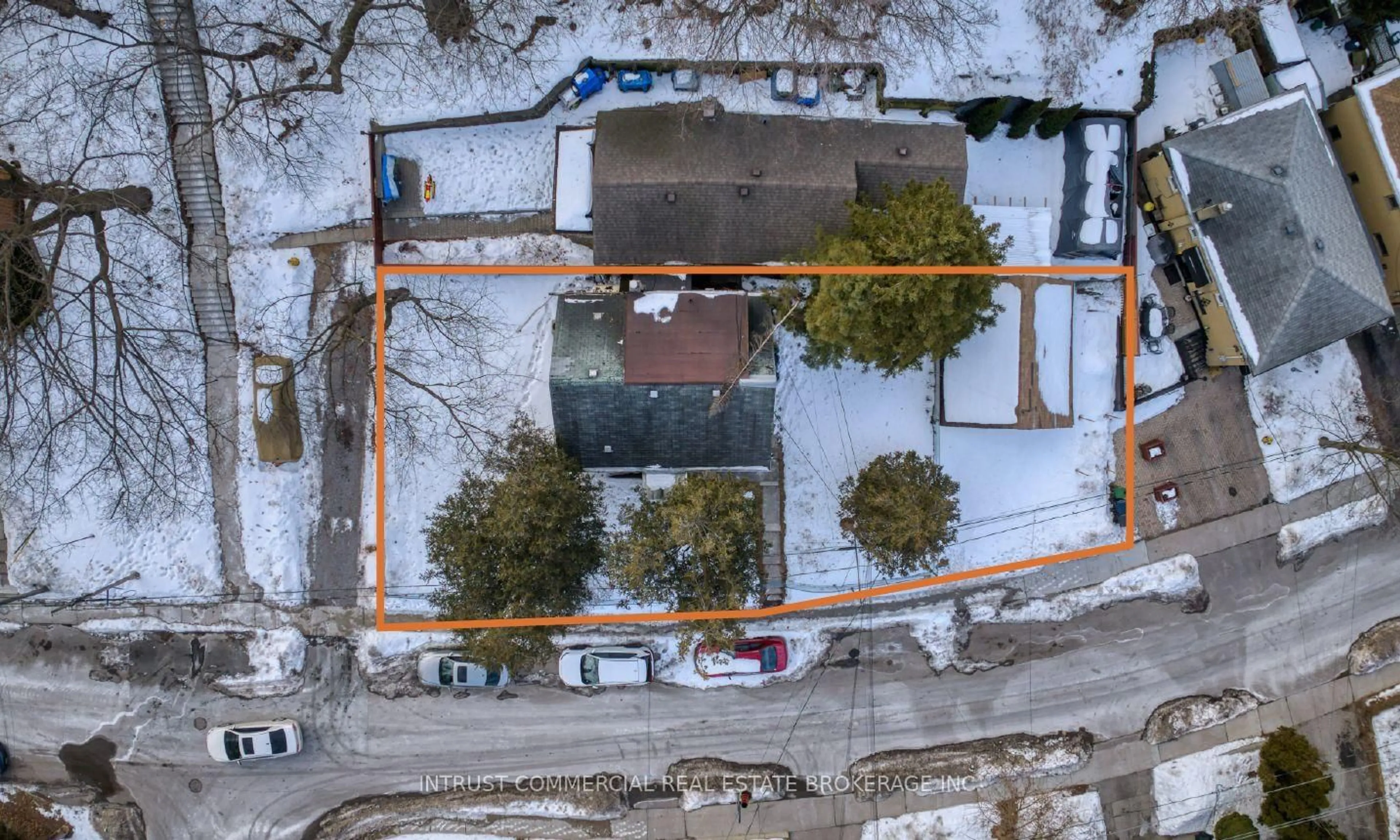 A pic from outside/outdoor area/front of a property/back of a property/a pic from drone, building for 13 Dunraven Dr, Toronto Ontario M6M 1G9