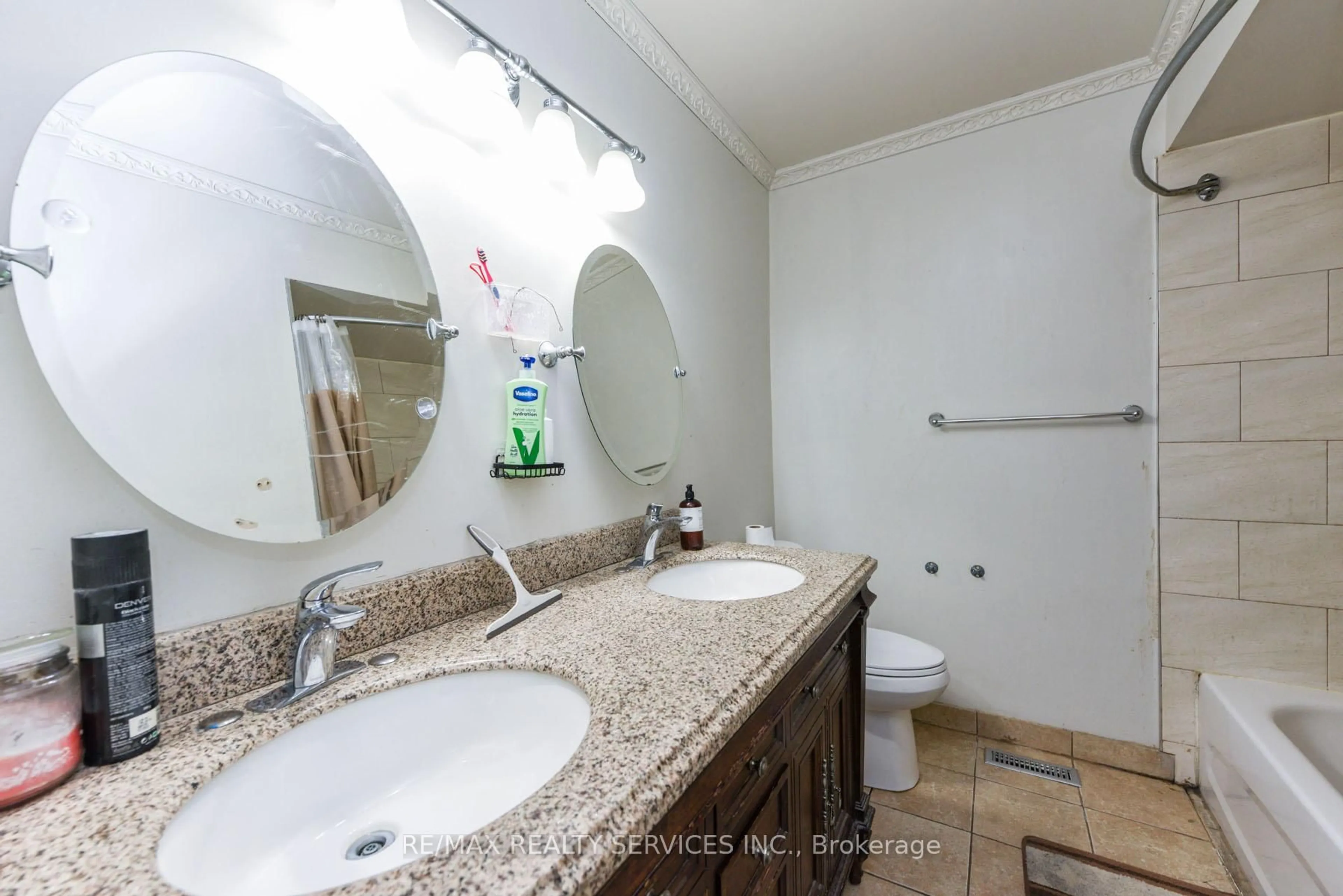 Standard bathroom, ceramic/tile floor for 33 Valonia Dr, Brampton Ontario L6V 4J2