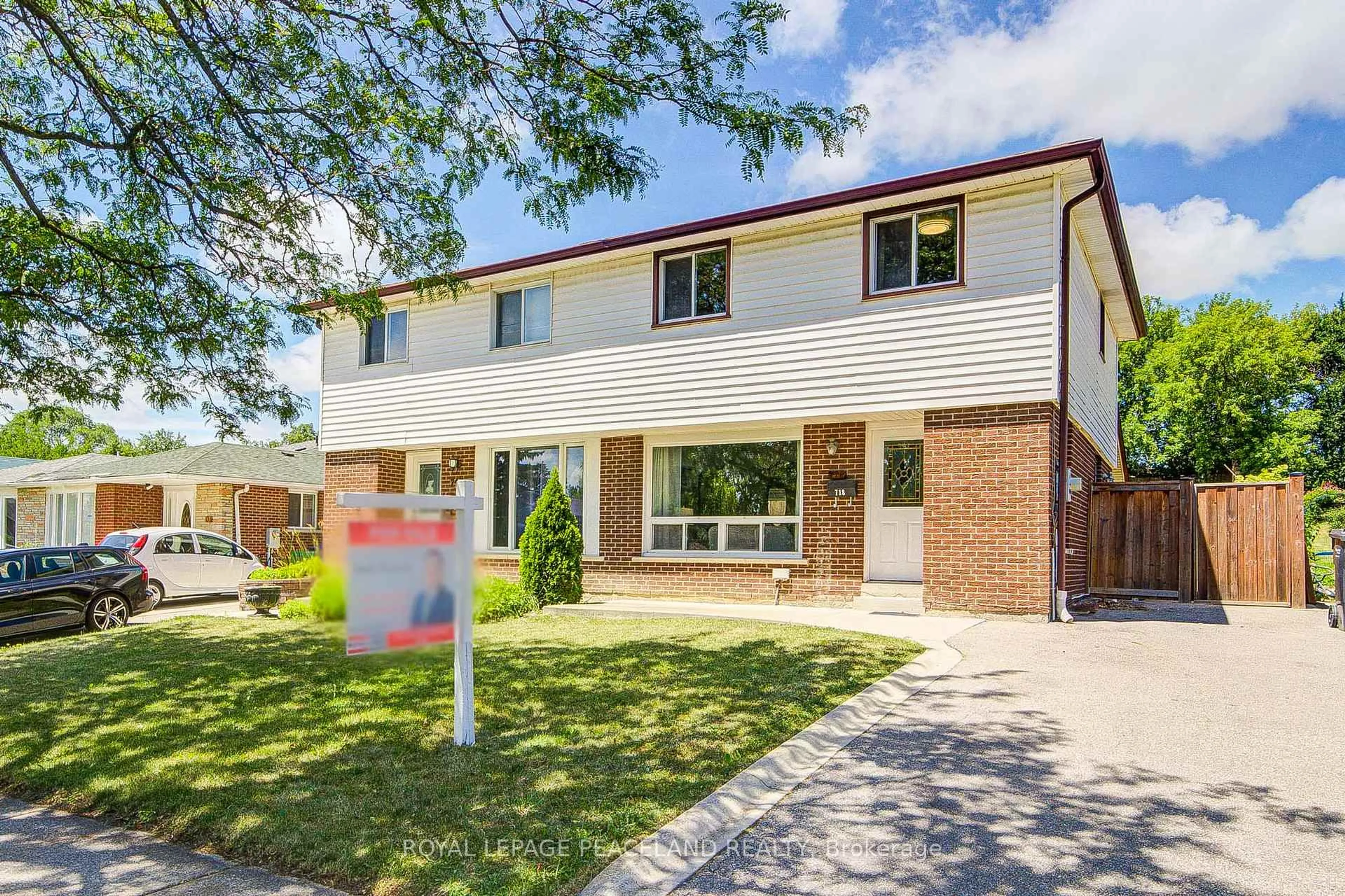 Home with brick exterior material, street for 718 Eaglemount Cres, Mississauga Ontario L5C 1N9