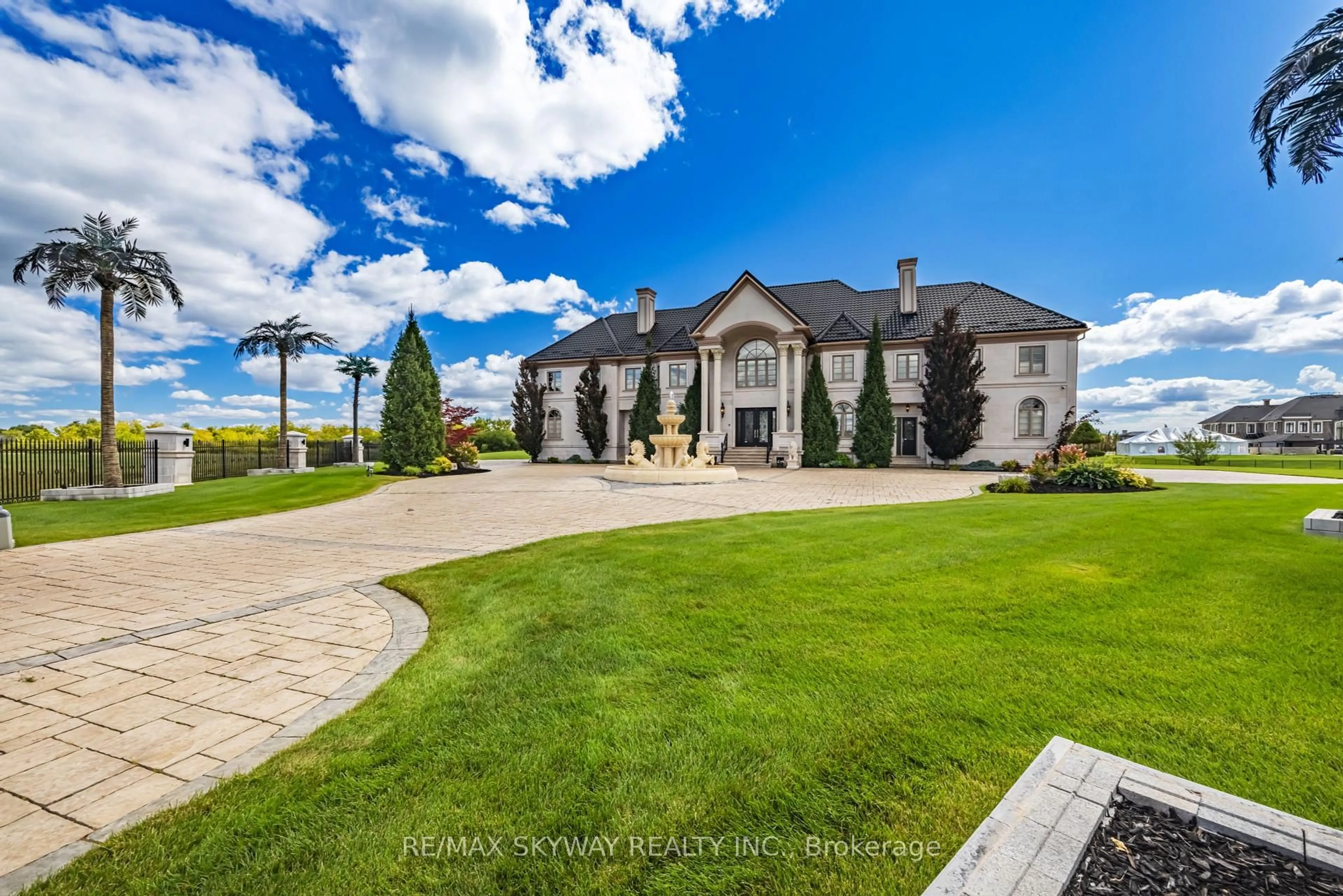 A pic from outside/outdoor area/front of a property/back of a property/a pic from drone, unknown for 25 Everglade Dr, Brampton Ontario L6P 0R2