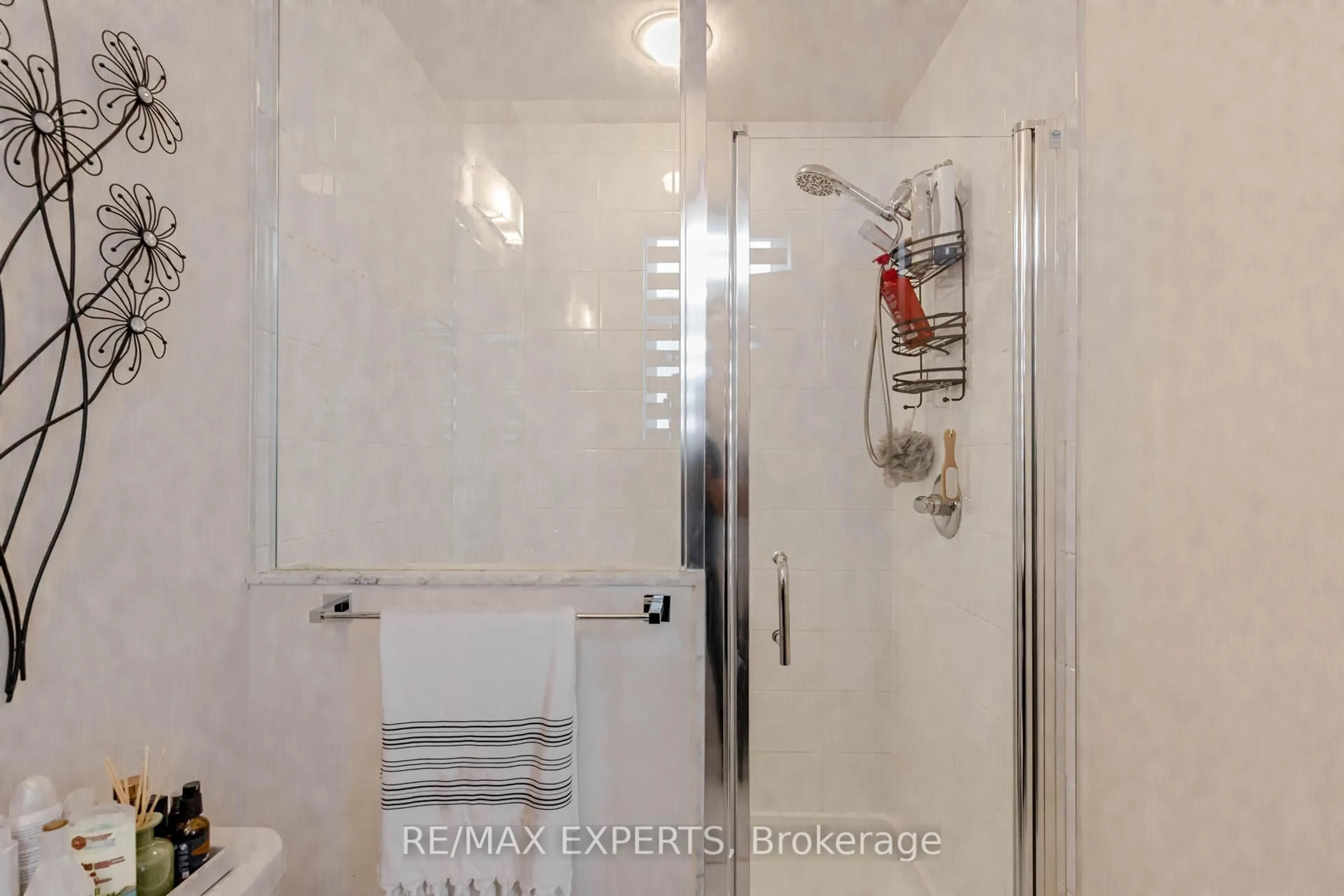 Standard bathroom, ceramic/tile floor for 357 Veterans Dr, Brampton Ontario L7A 4W1