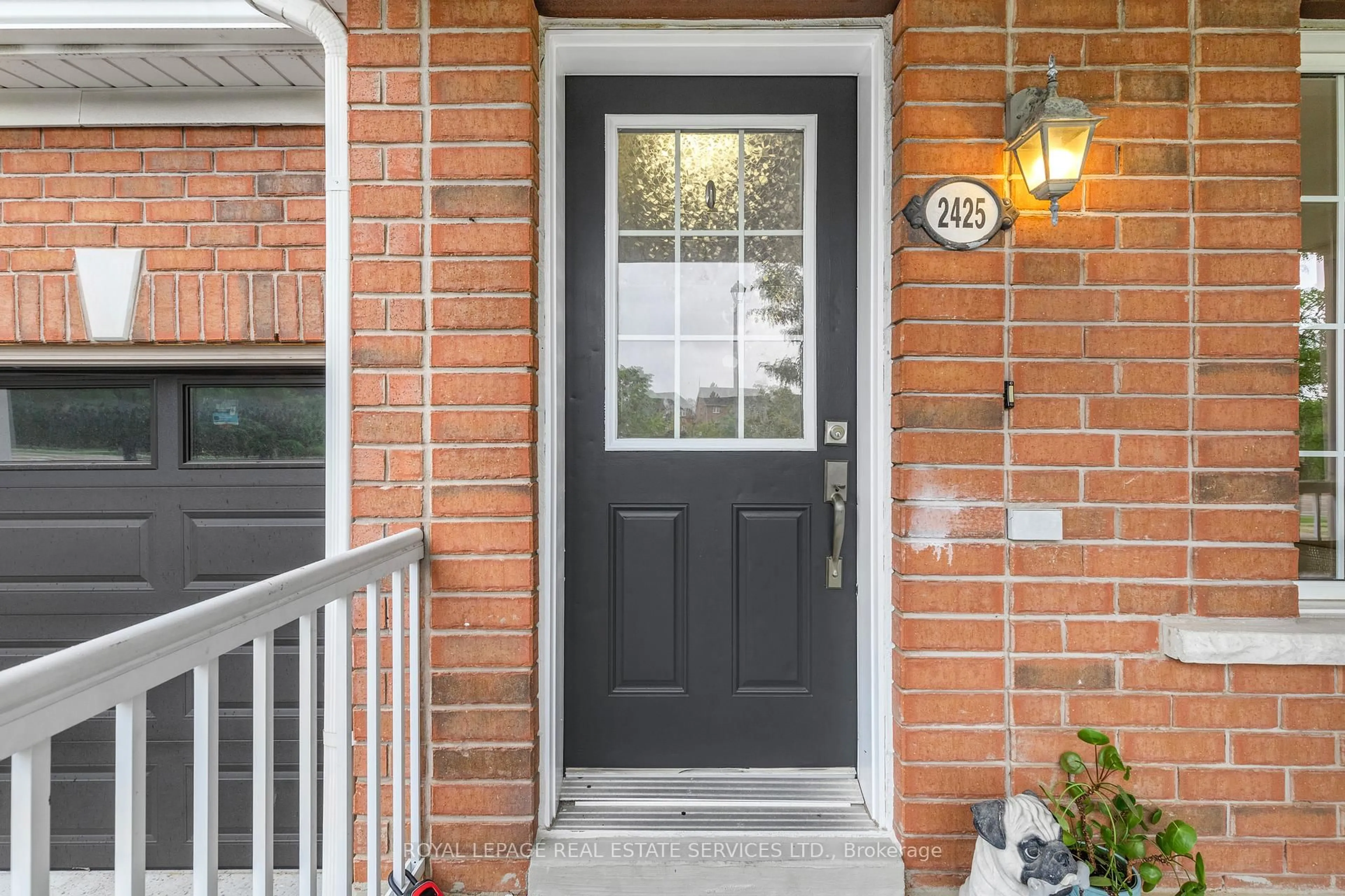 Indoor entryway for 2425 Postmaster Dr, Oakville Ontario L6M 0J2