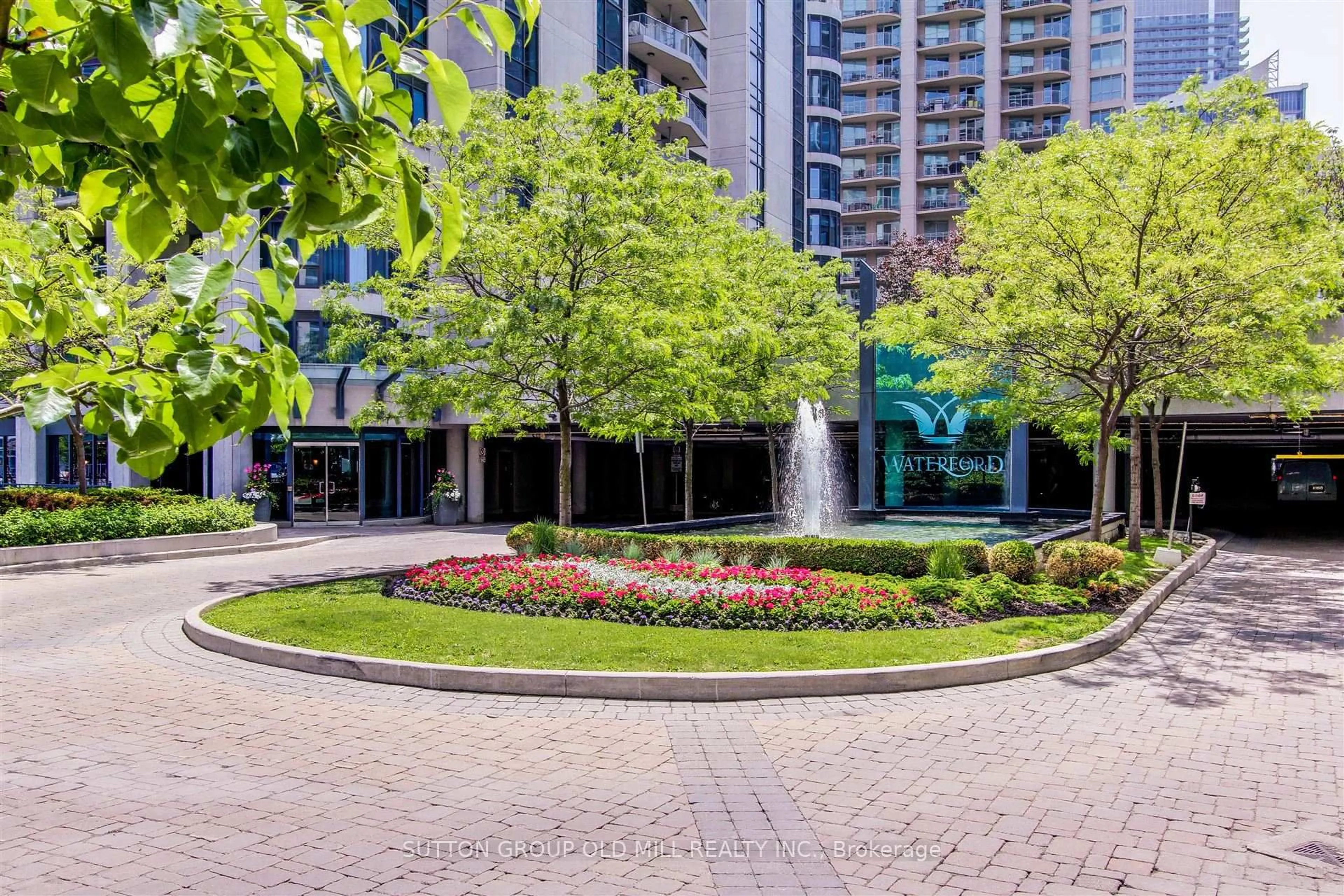 Patio, street for 2087 Lake Shore Blvd #305, Toronto Ontario M8V 4G3