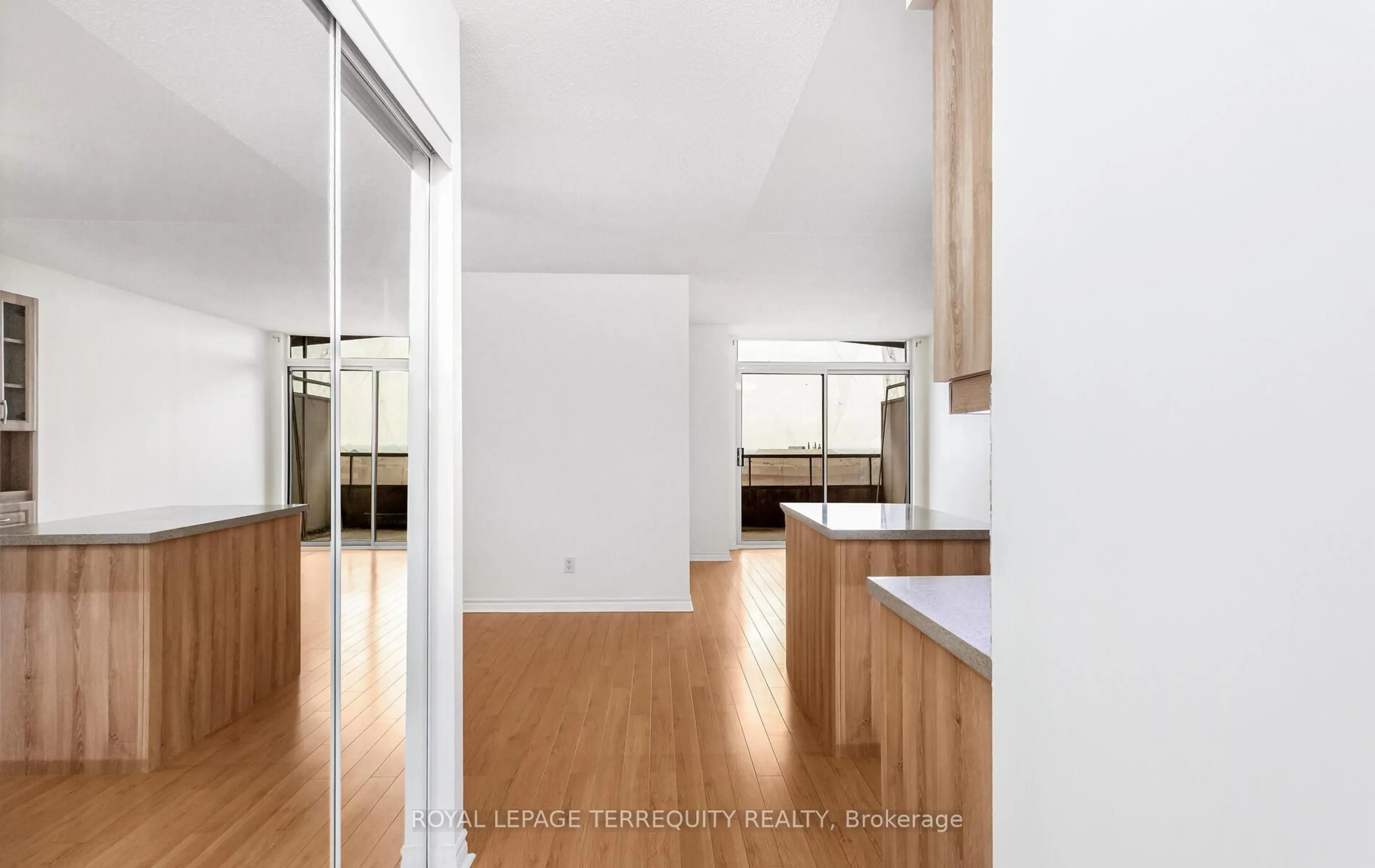 Indoor entryway for 3888 Duke Of York Blvd #2828, Mississauga Ontario L5B 4P5