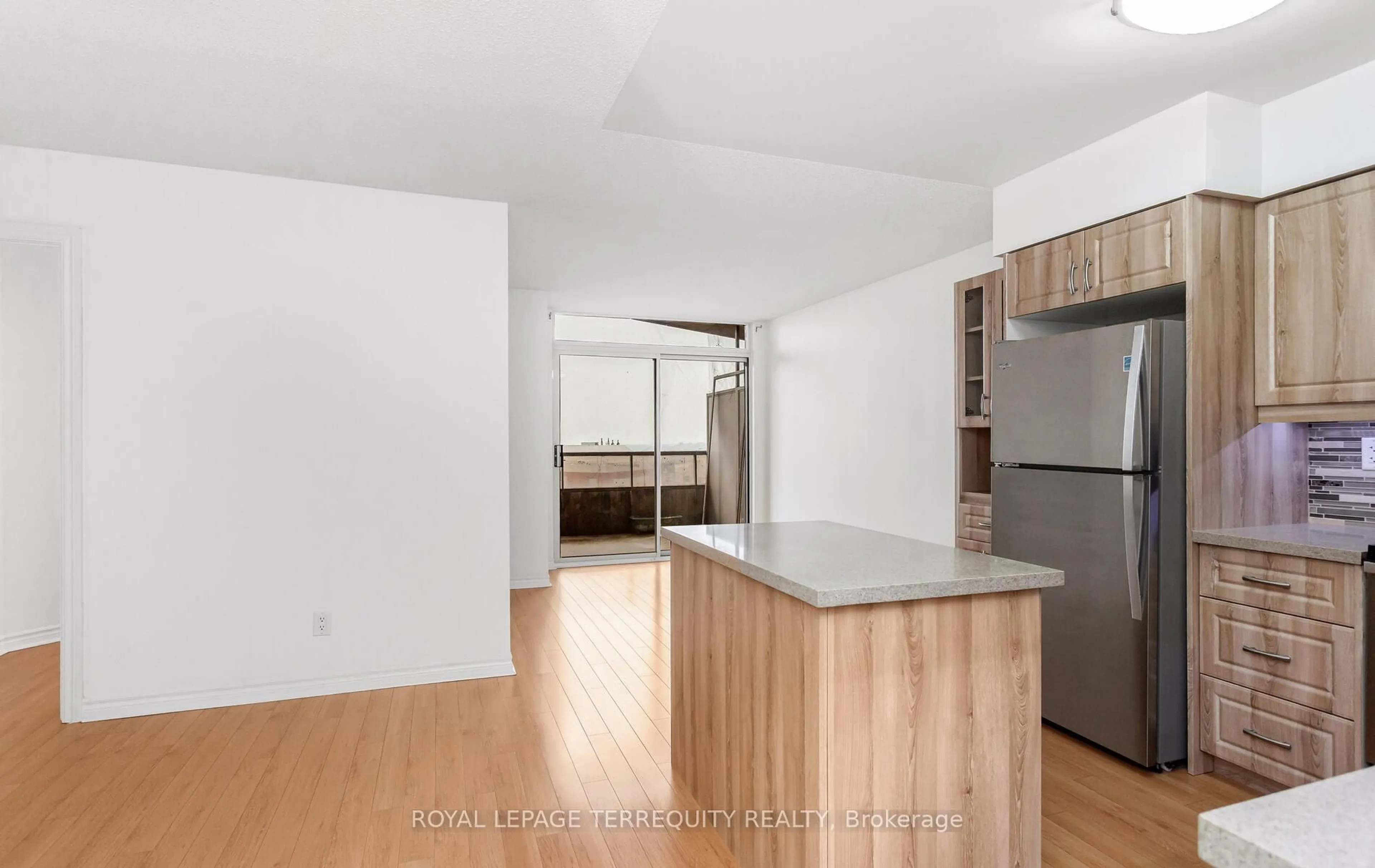 Standard kitchen, wood/laminate floor for 3888 Duke Of York Blvd #2828, Mississauga Ontario L5B 4P5