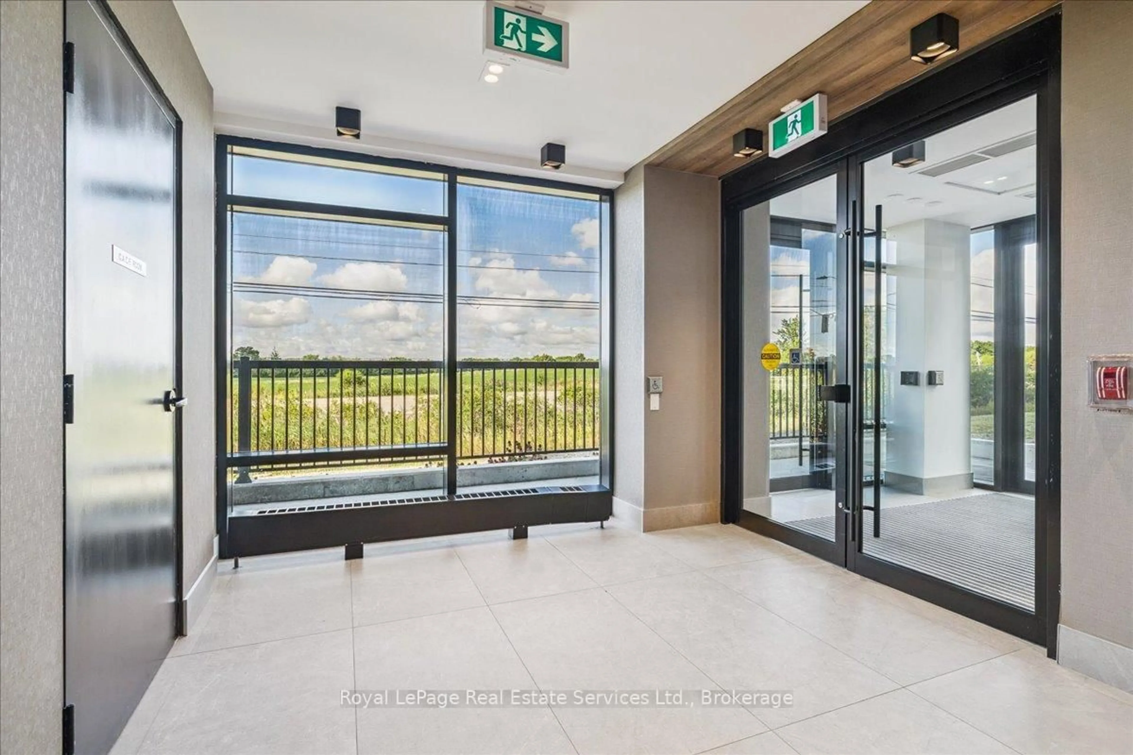 Indoor foyer for 335 WHEAT BOOM Dr #2001, Oakville Ontario L6H 7Y1