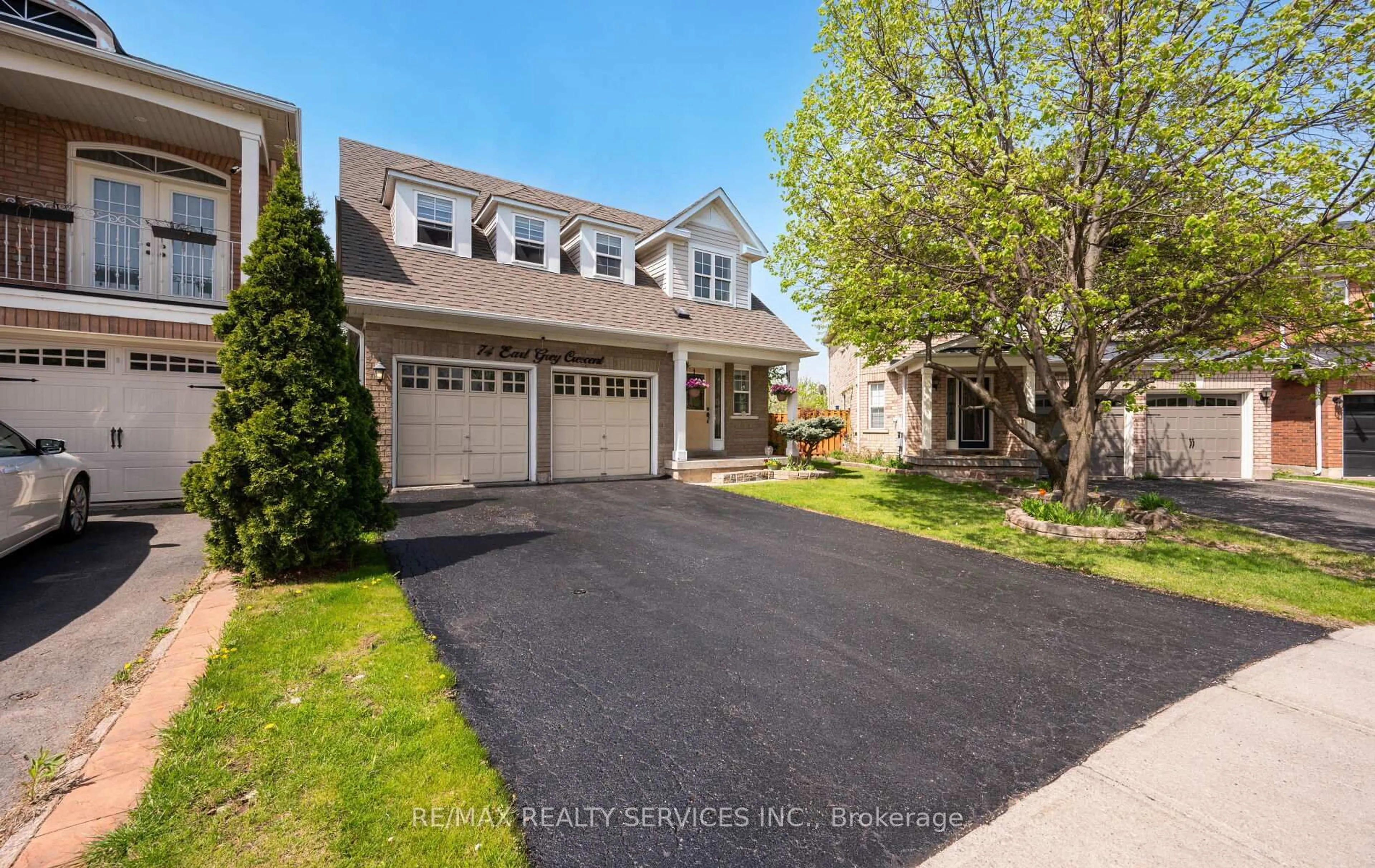 A pic from outside/outdoor area/front of a property/back of a property/a pic from drone, street for 74 Earl Grey Cres, Brampton Ontario L7A 2L2