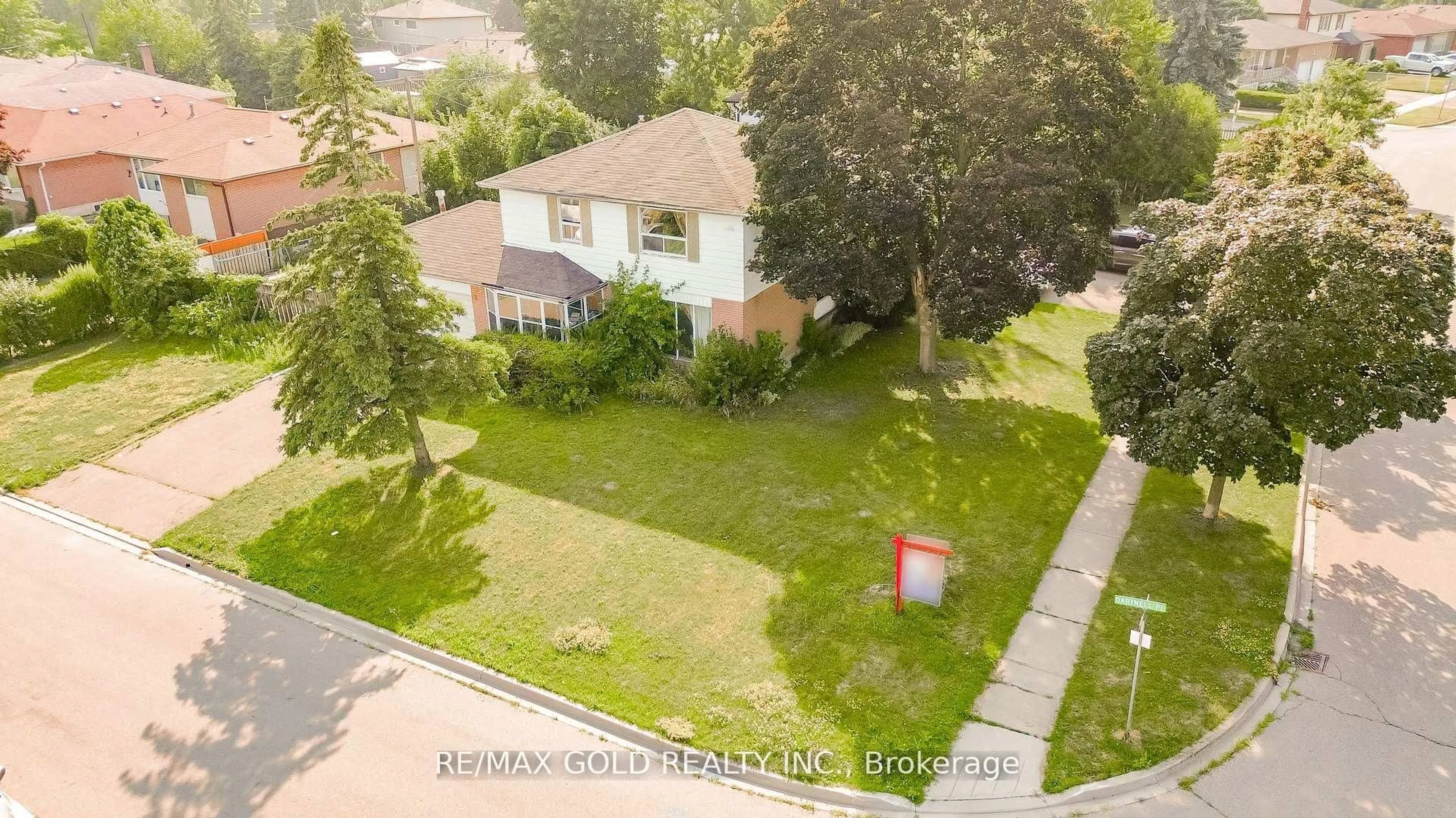 A pic from outside/outdoor area/front of a property/back of a property/a pic from drone, street for 1 Dartnell Pl, Brampton Ontario L6T 1P3