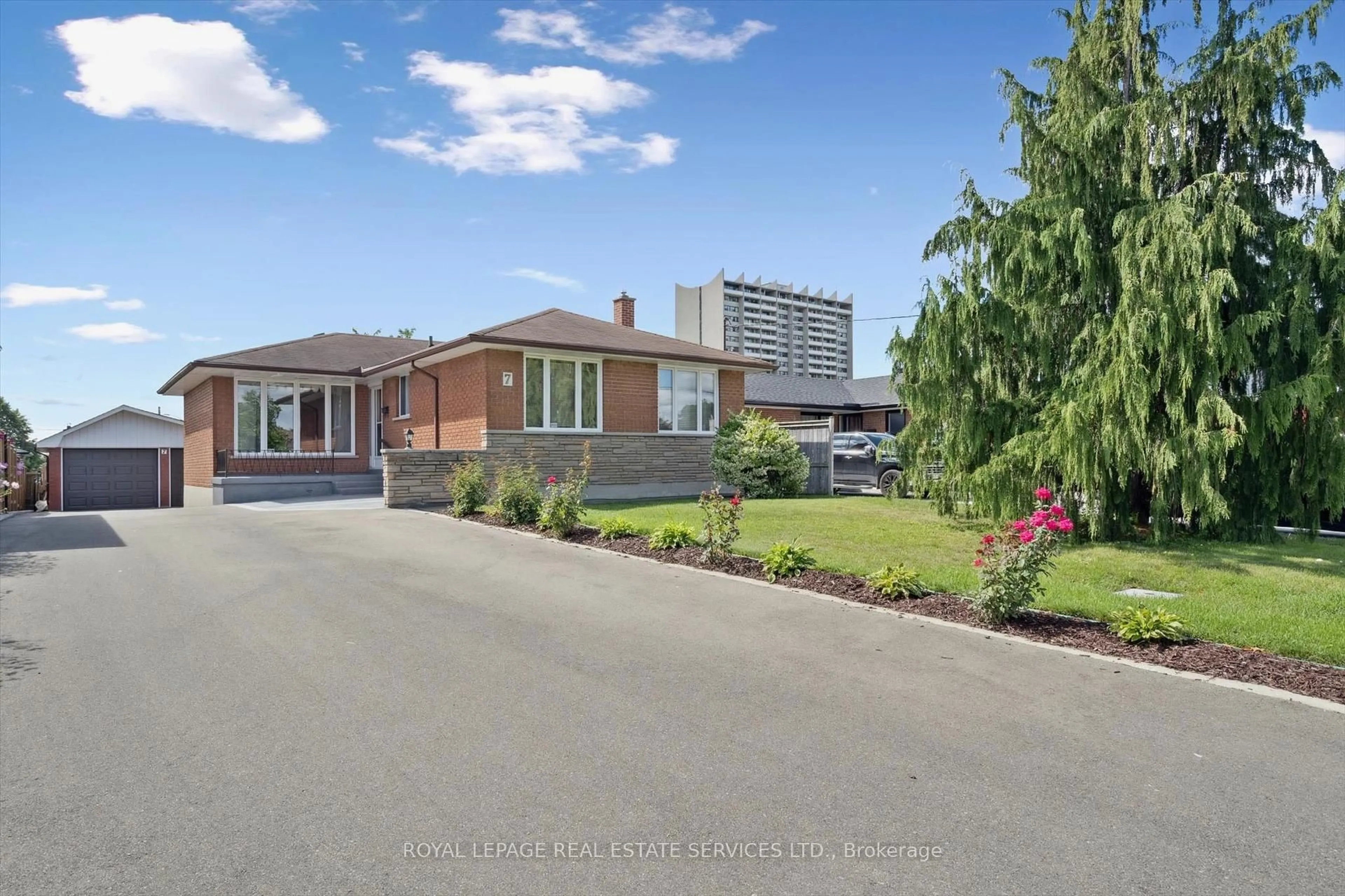 A pic from outside/outdoor area/front of a property/back of a property/a pic from drone, street for 7 Gatesgill Cres, Toronto Ontario M3M 1Y1