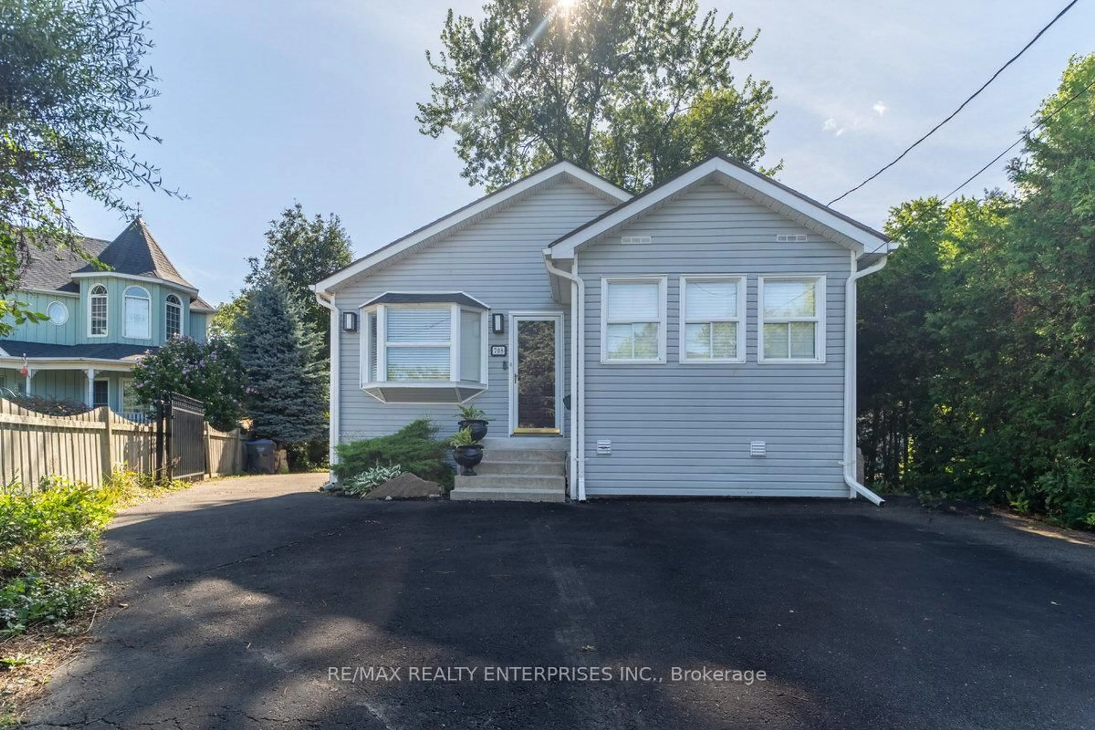 Home with vinyl exterior material, street for 708 Montbeck Cres, Mississauga Ontario L5G 1P3