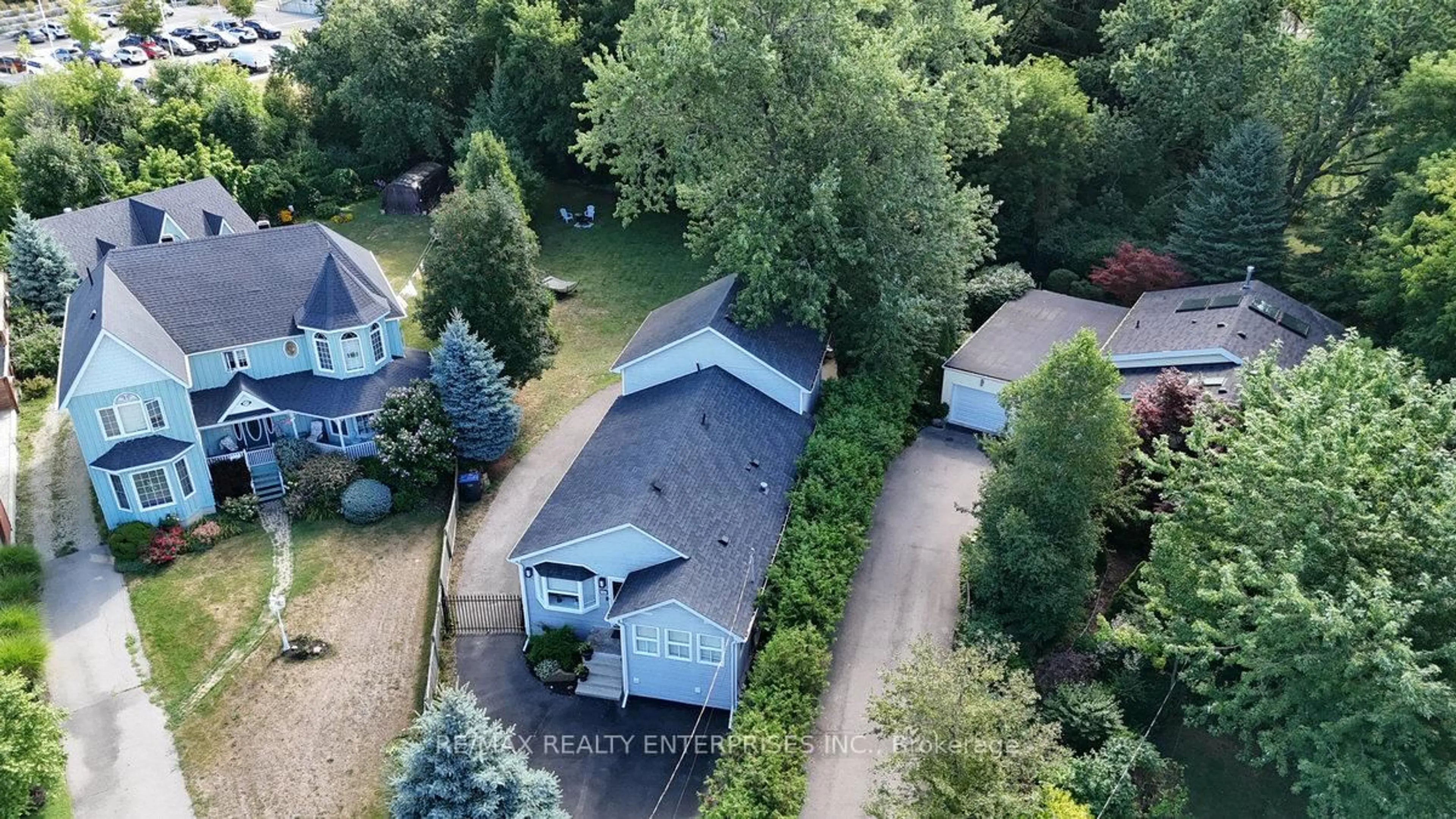 A pic from outside/outdoor area/front of a property/back of a property/a pic from drone, forest/trees view for 708 Montbeck Cres, Mississauga Ontario L5G 1P3